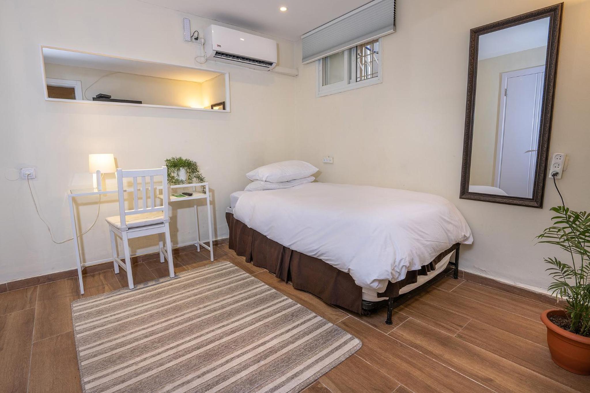 Single Room with Private Bathroom photo 2
