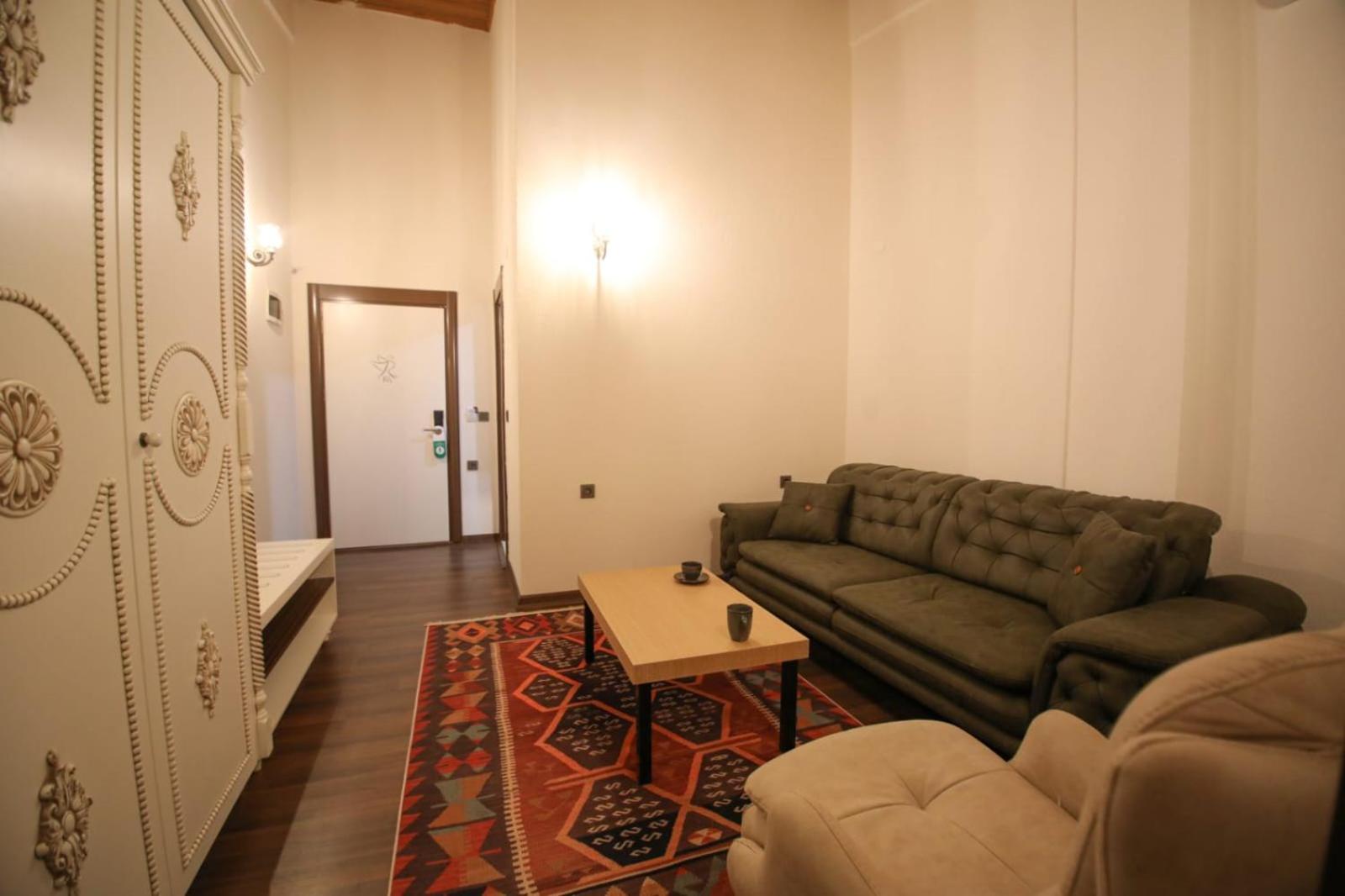 Suite - Photo 1