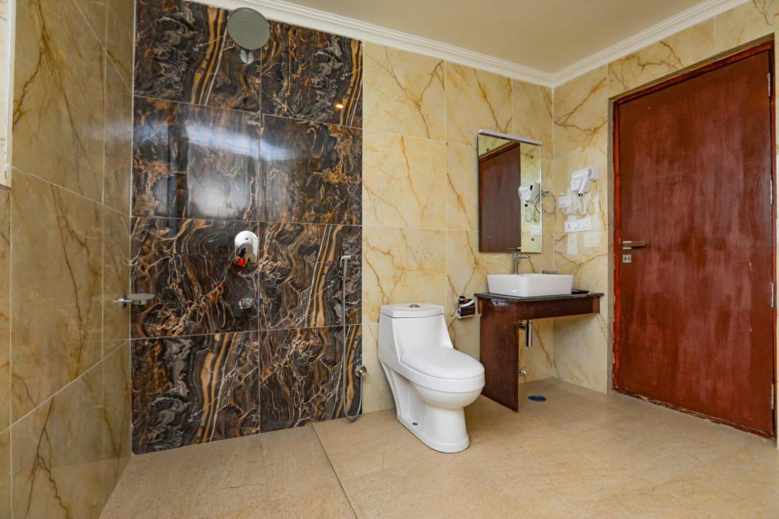 Deluxe Room - Photo 11
