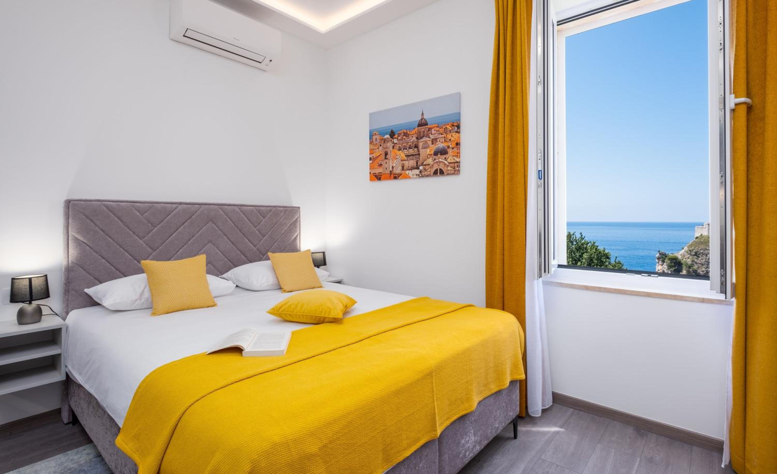 Studio Apartment with Sea and City View