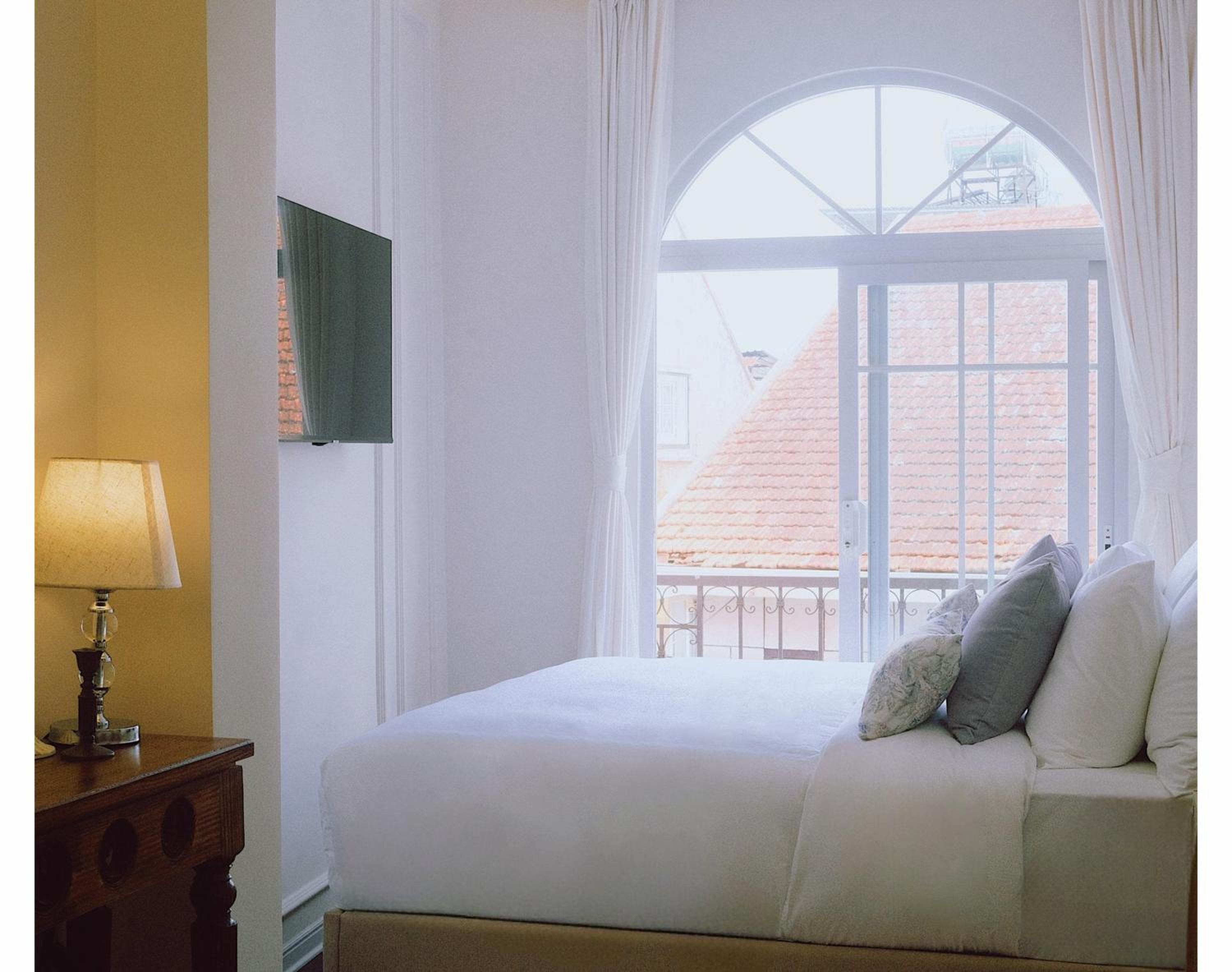 Deluxe Double Room with Bath - Photo 2