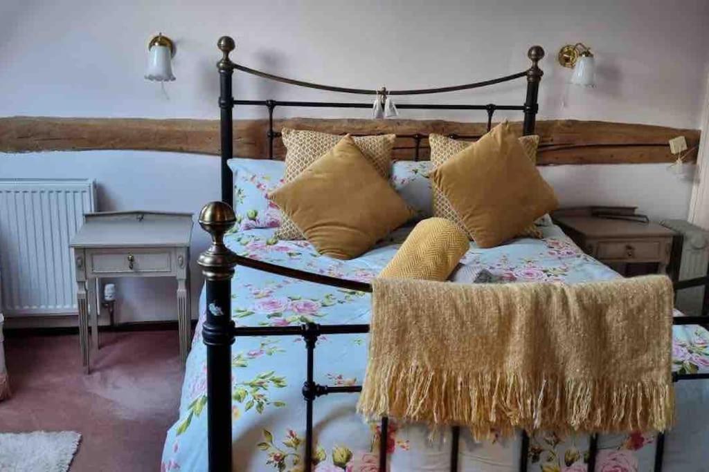 Five-Bedroom House photo 1