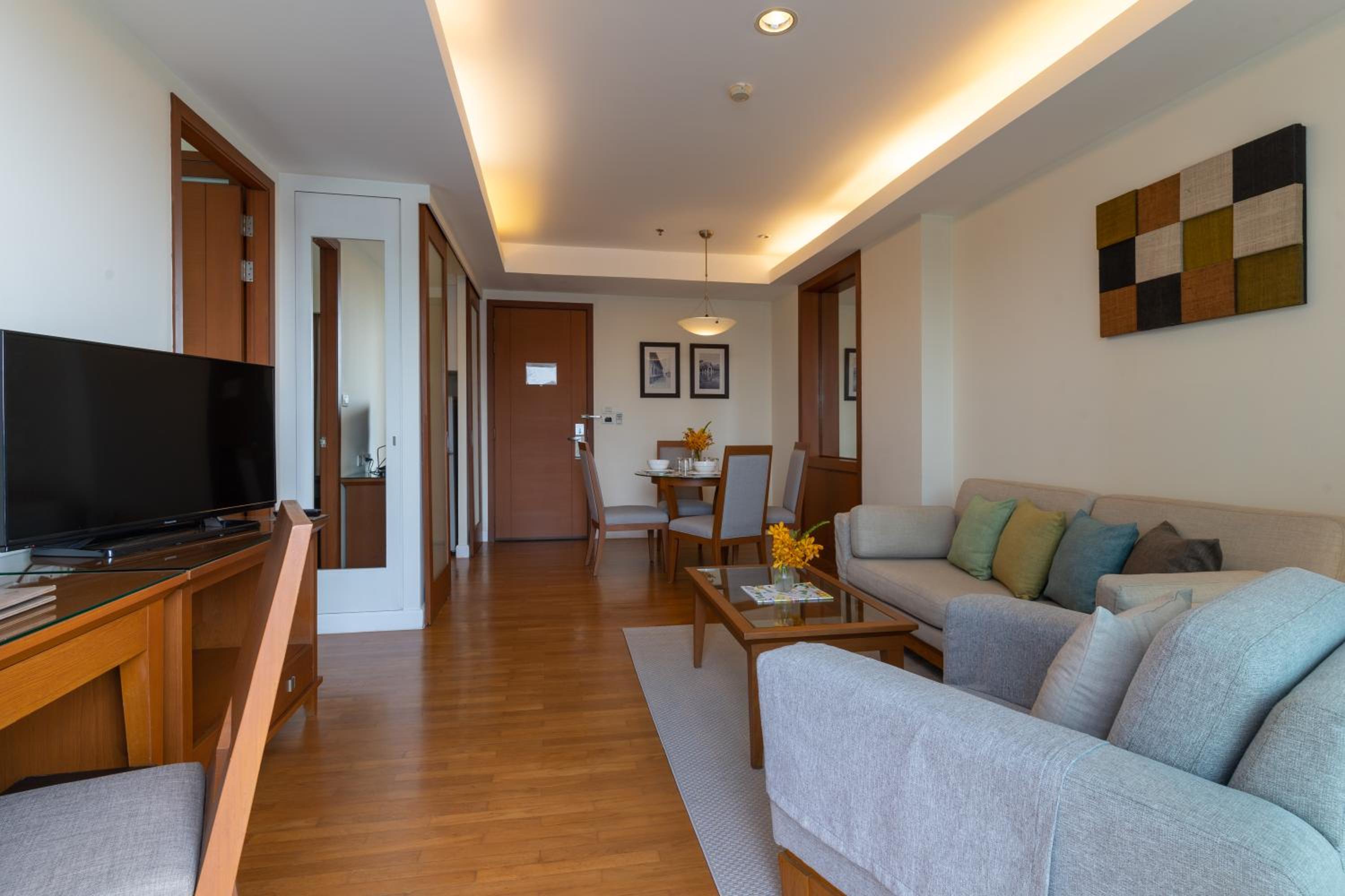 One-Bedroom Suite - Photo 3