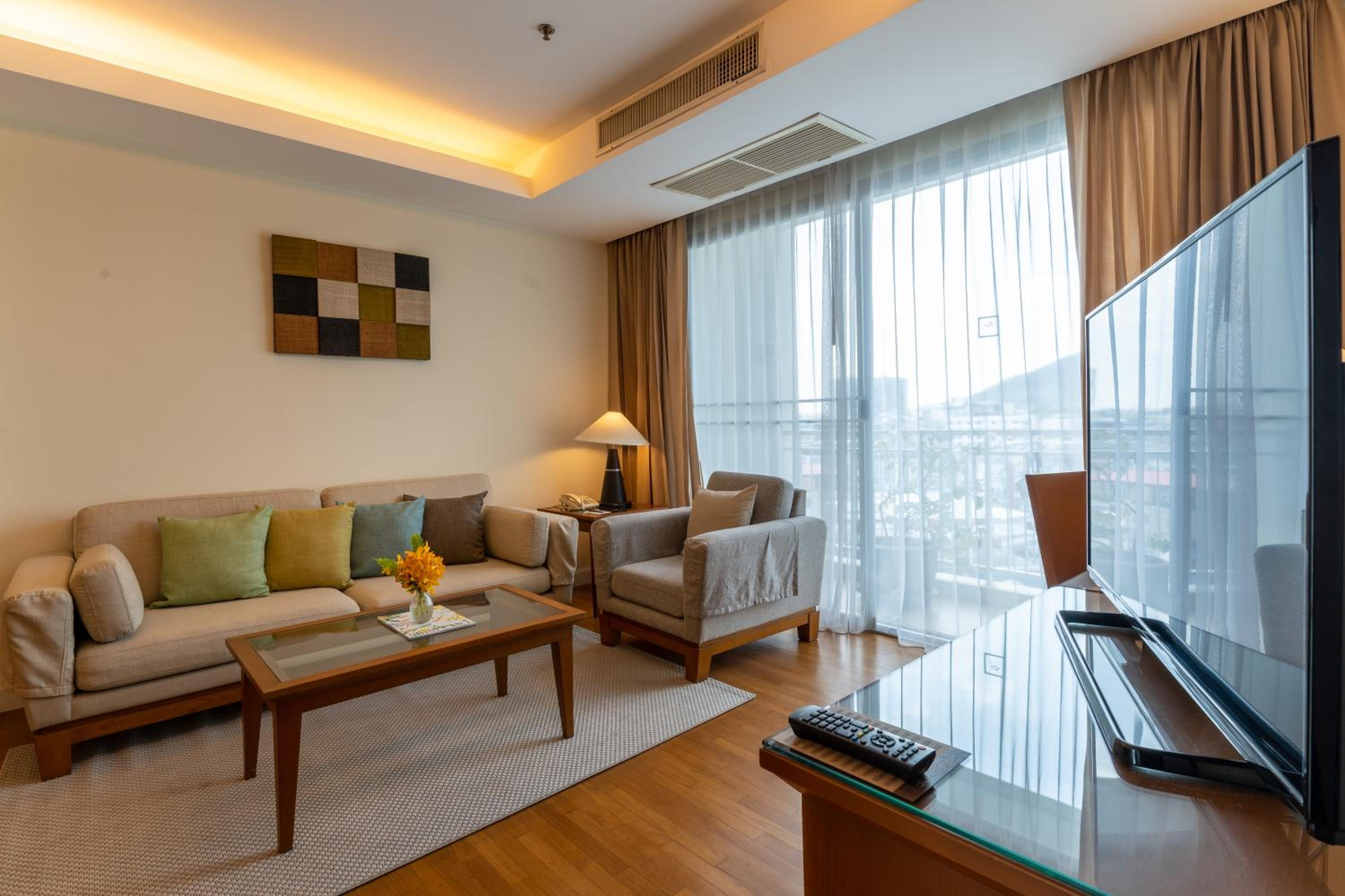 One-Bedroom Suite - Photo 2