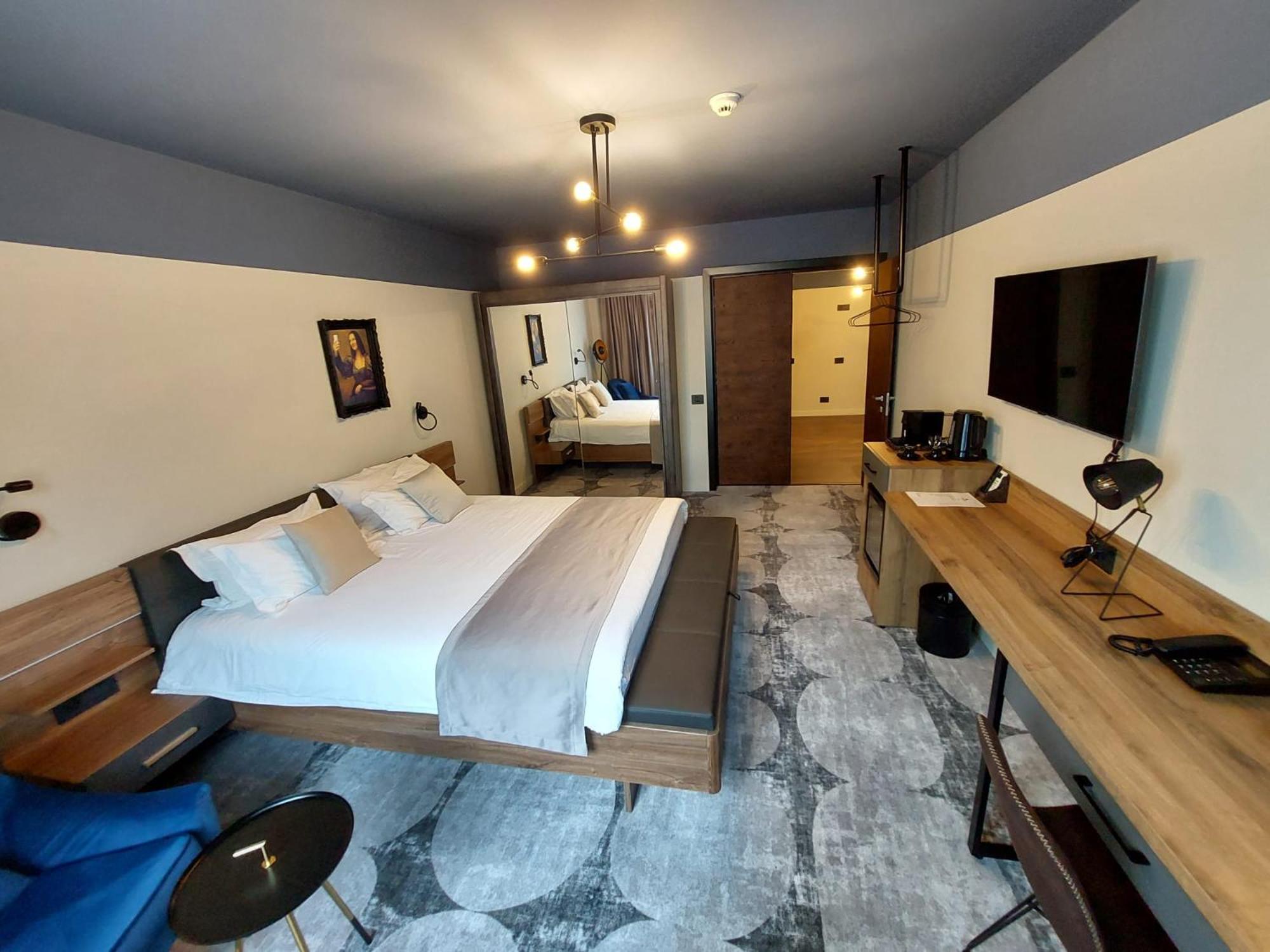 Superior King Suite - Photo 3