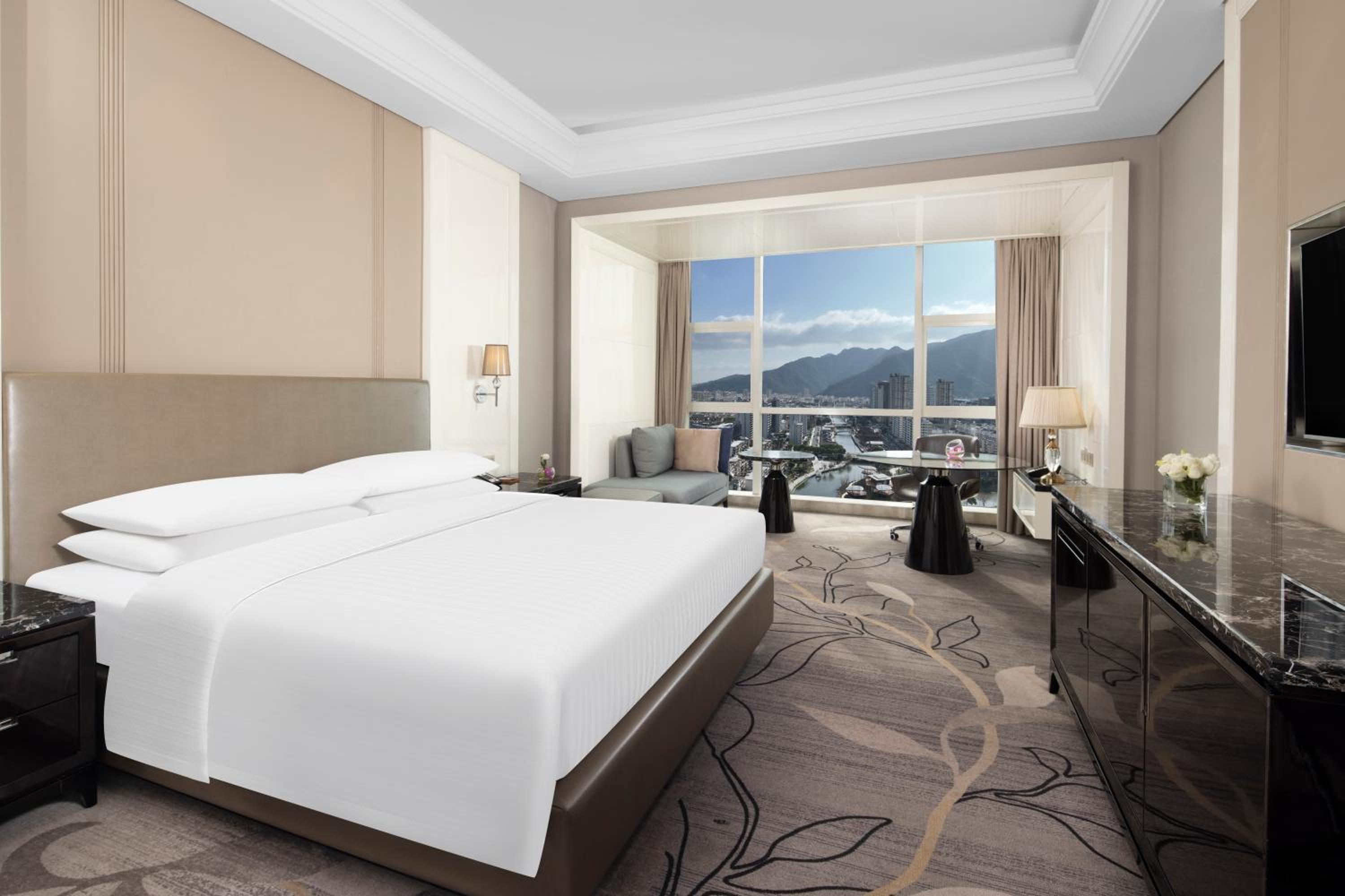 Deluxe King or 2 Double Room