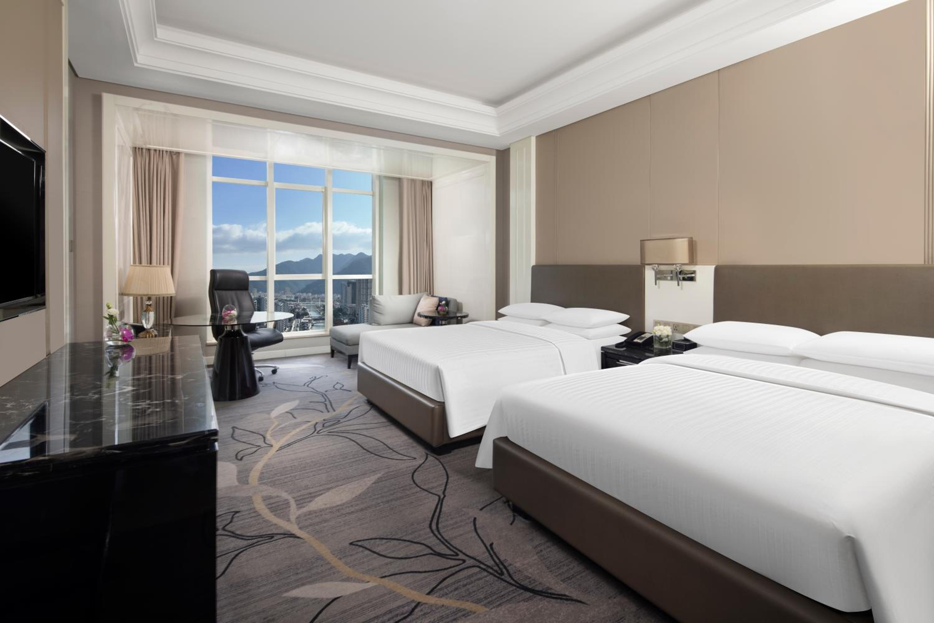Deluxe King or 2 Double Room