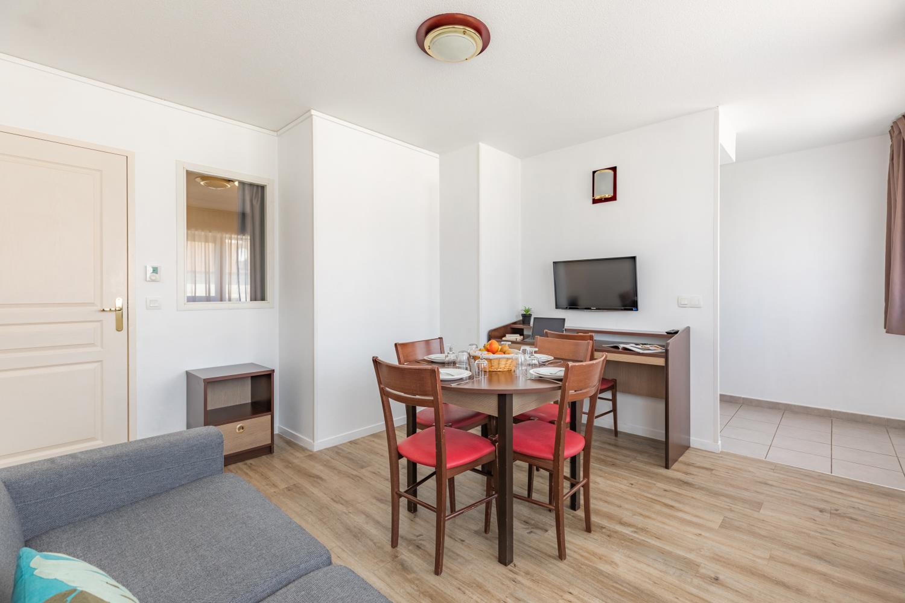 Large Apartment - Photo 4