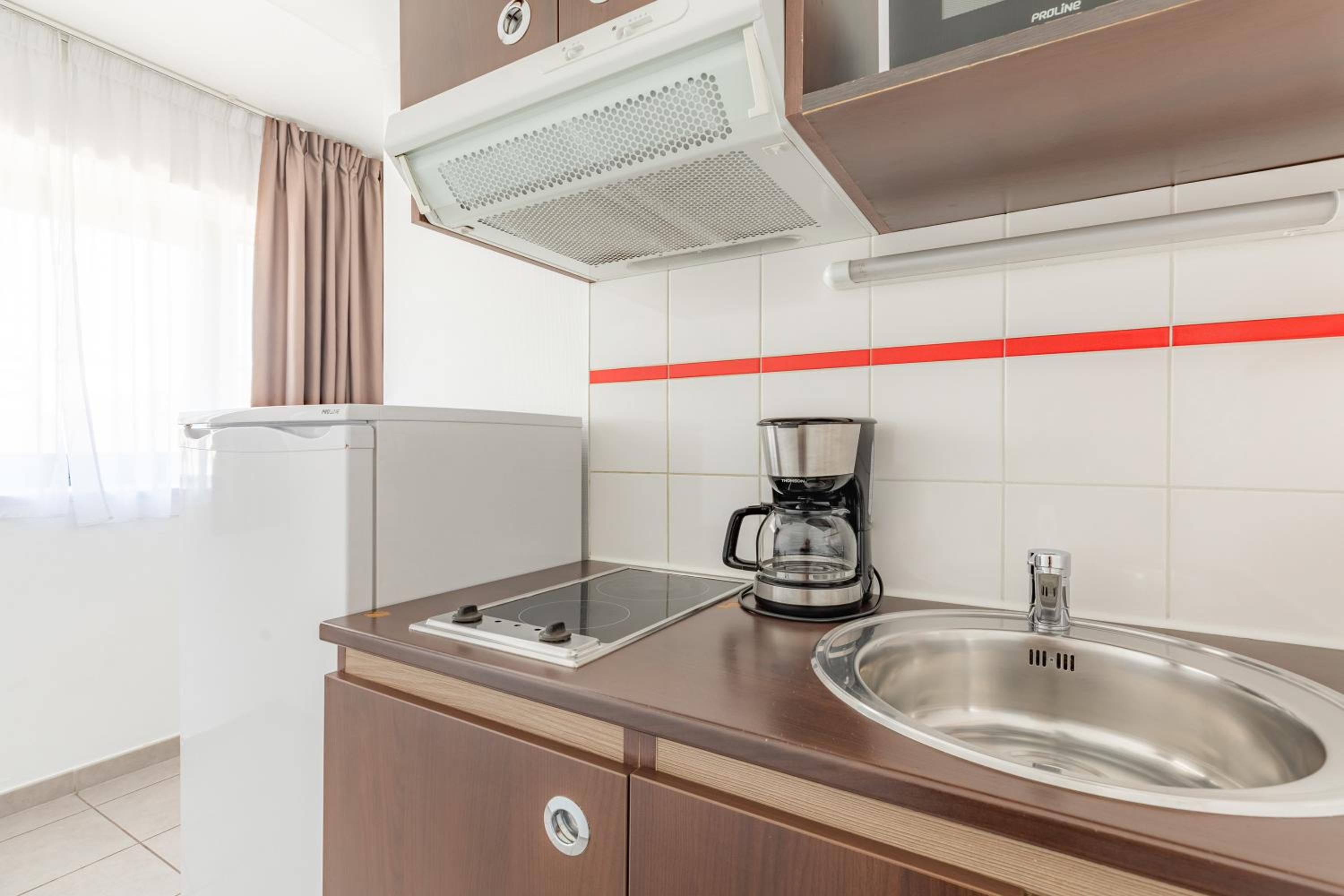 Large Apartment - Photo 3