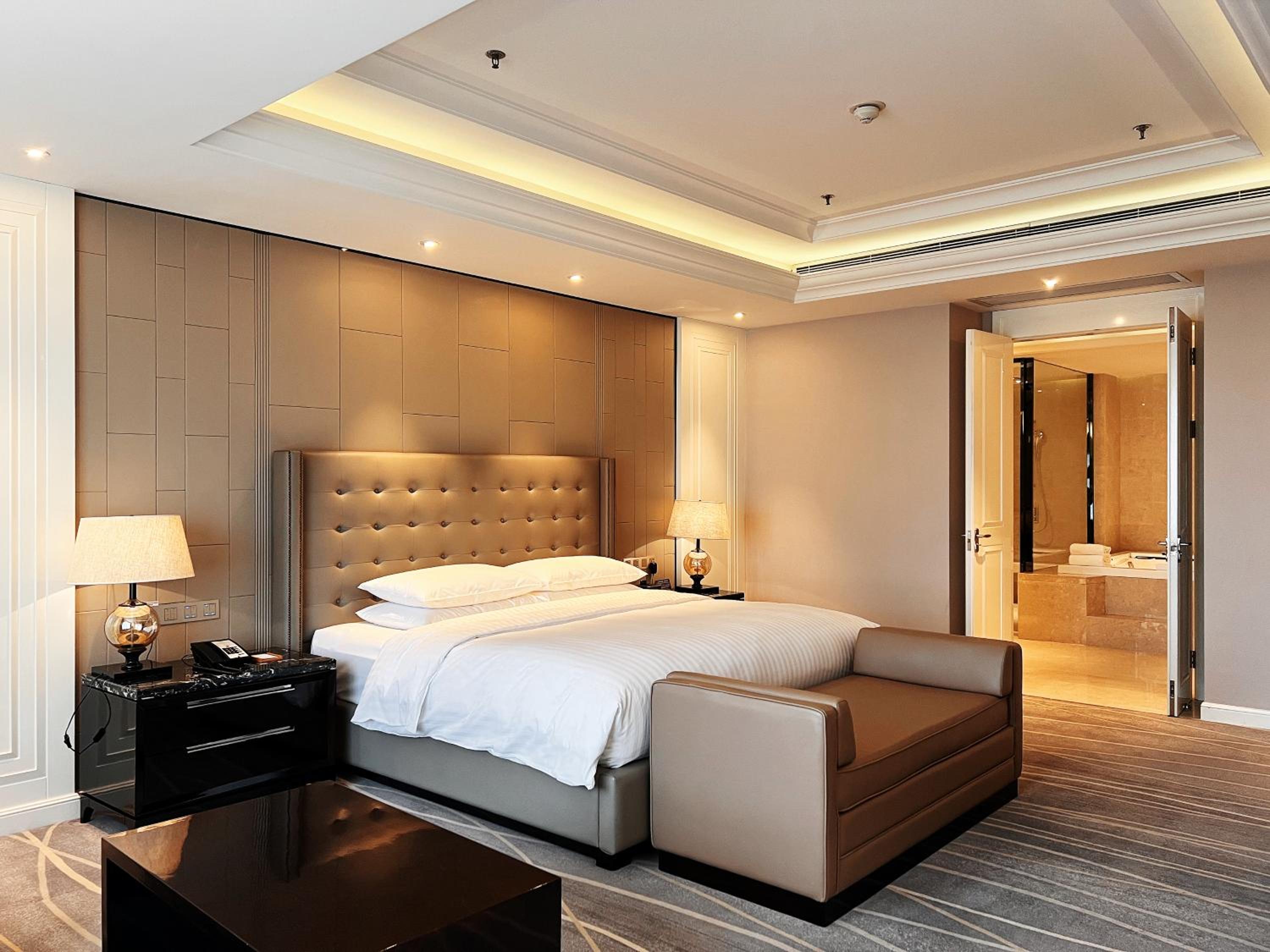 One-Bedroom CEO Suite with Lounge Access