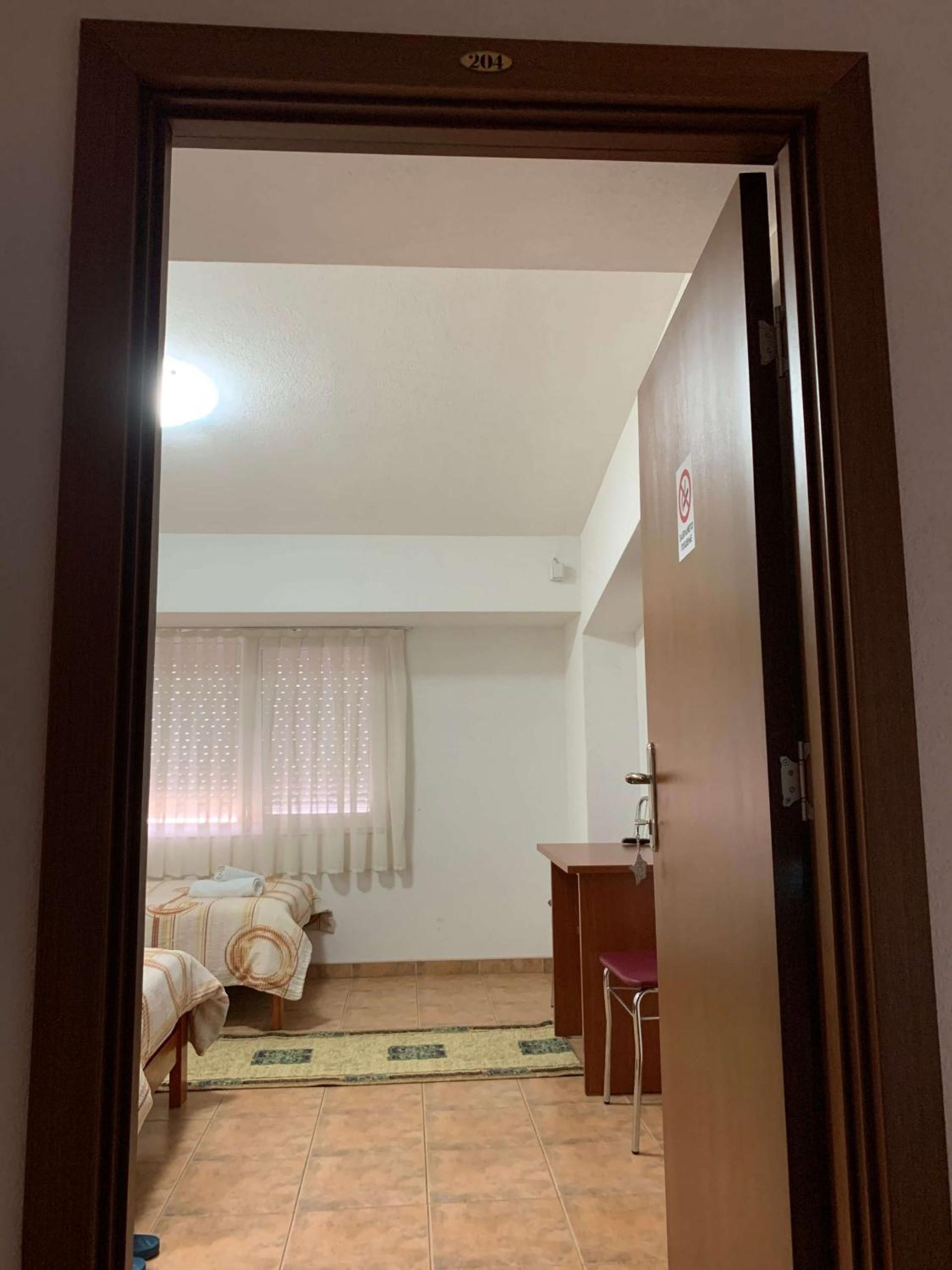 Standard Twin Room - Photo 4