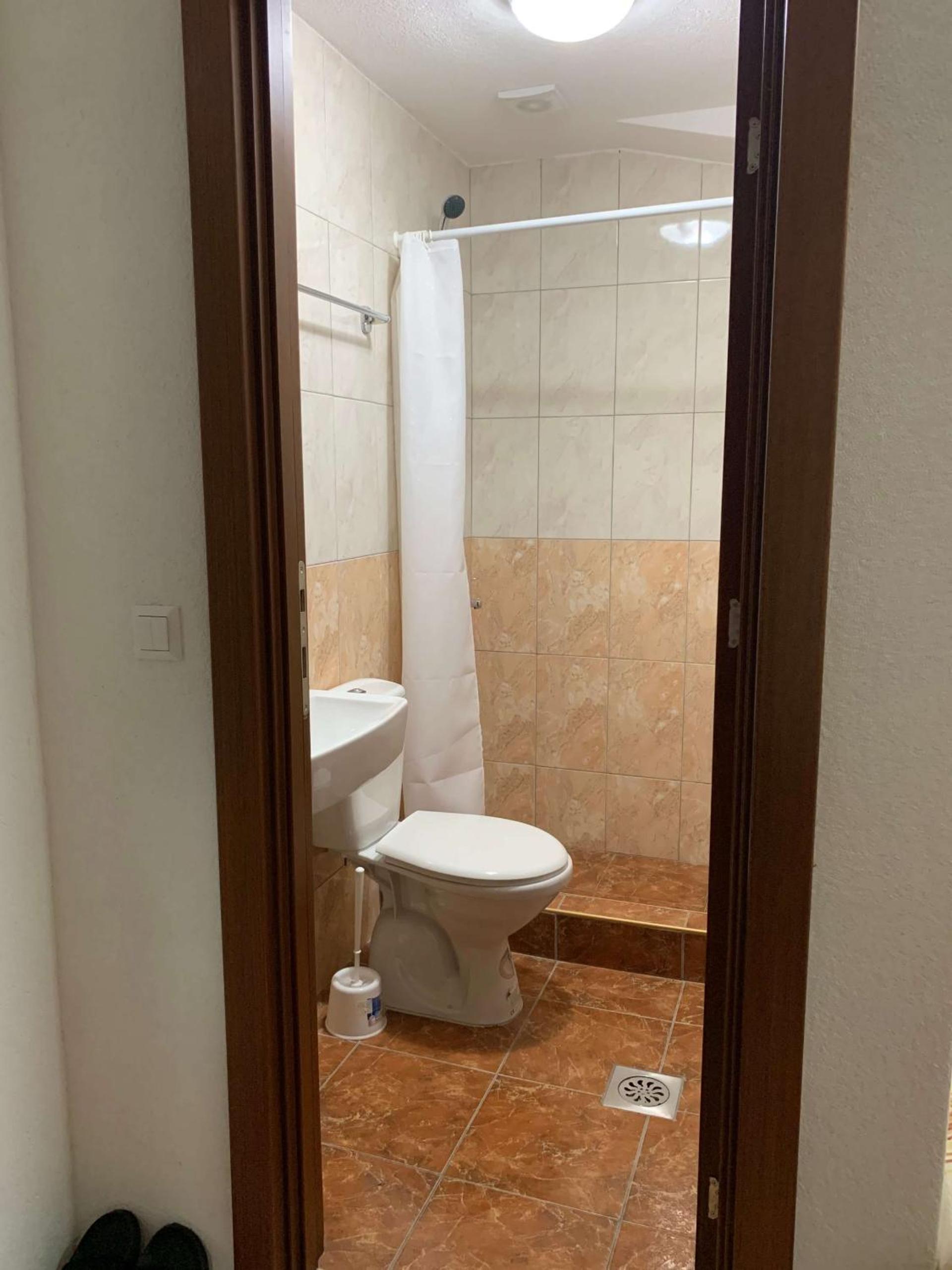 Standard Twin Room - Photo 7