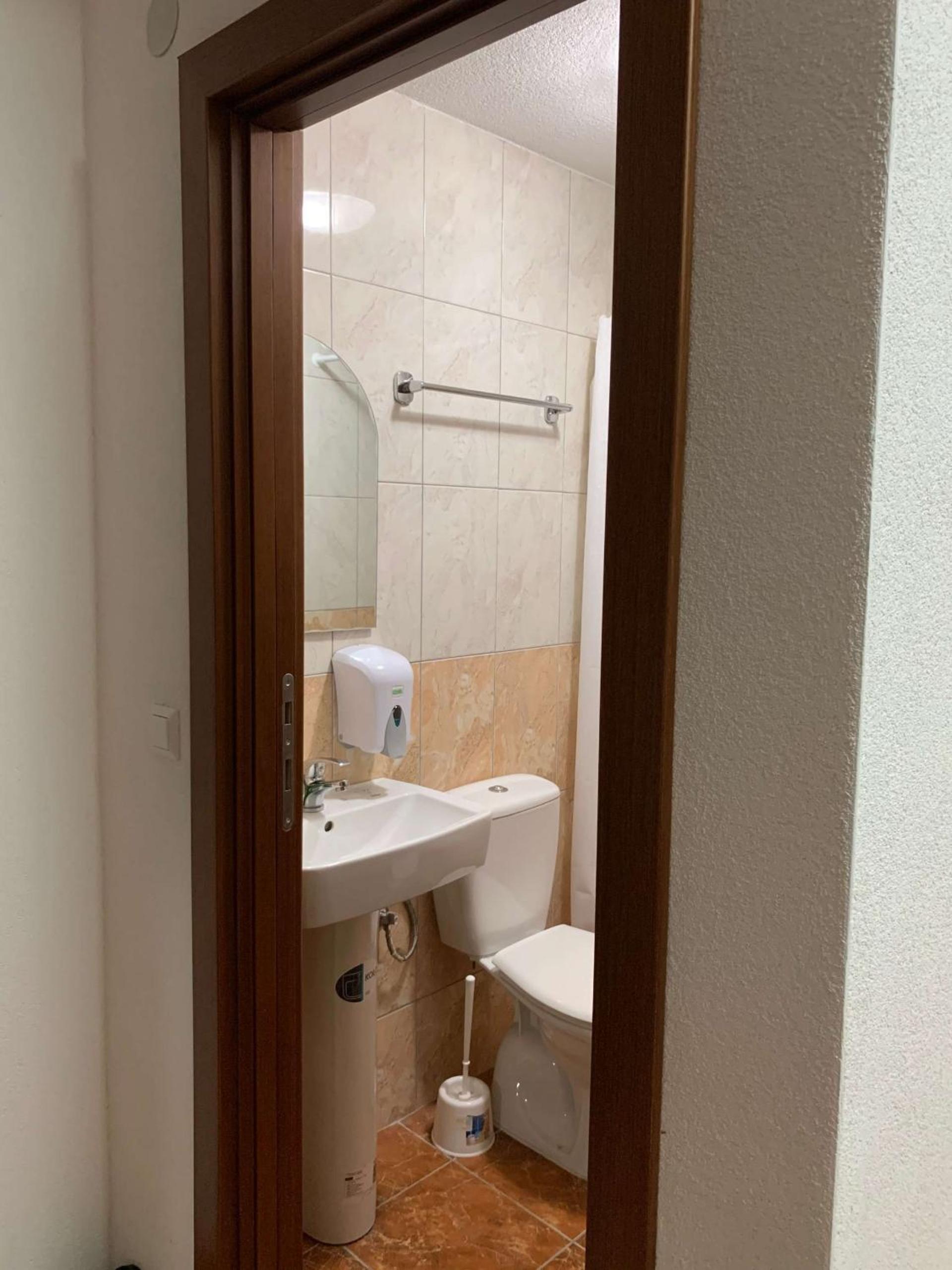 Standard Twin Room - Photo 6