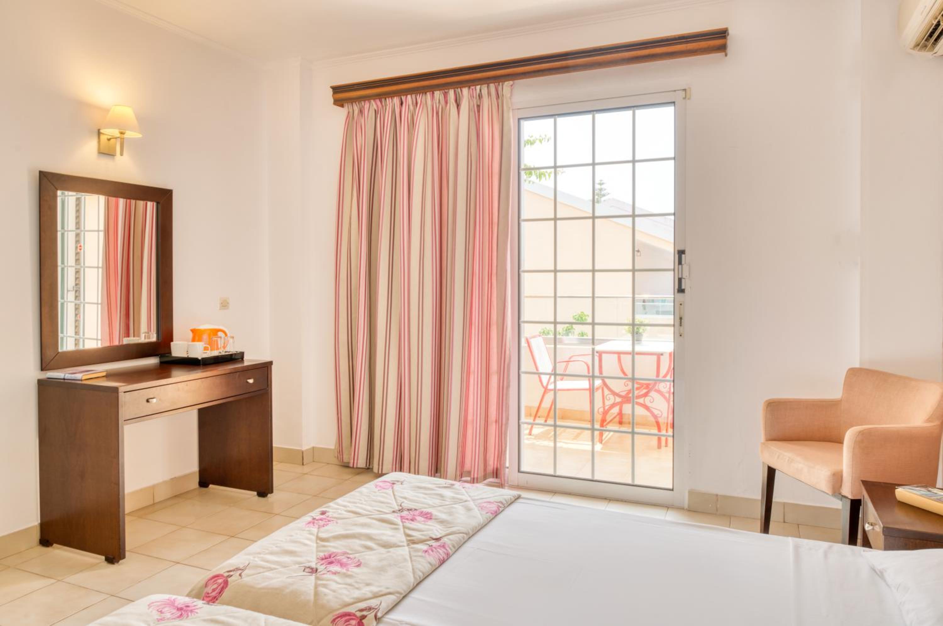Twin Room with Pool View - Photo 6