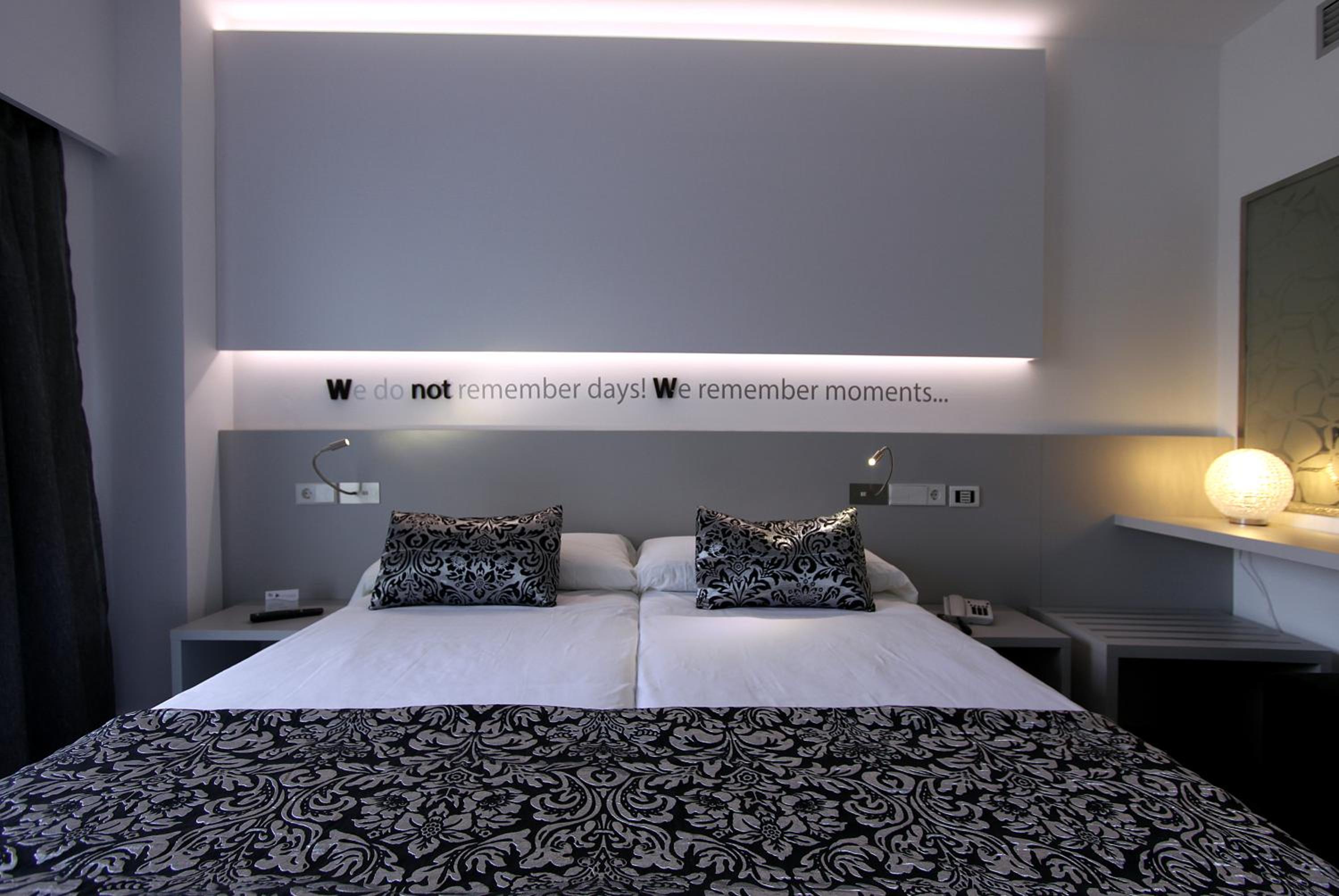 Double Room with Partial Sea View thumbnail 5