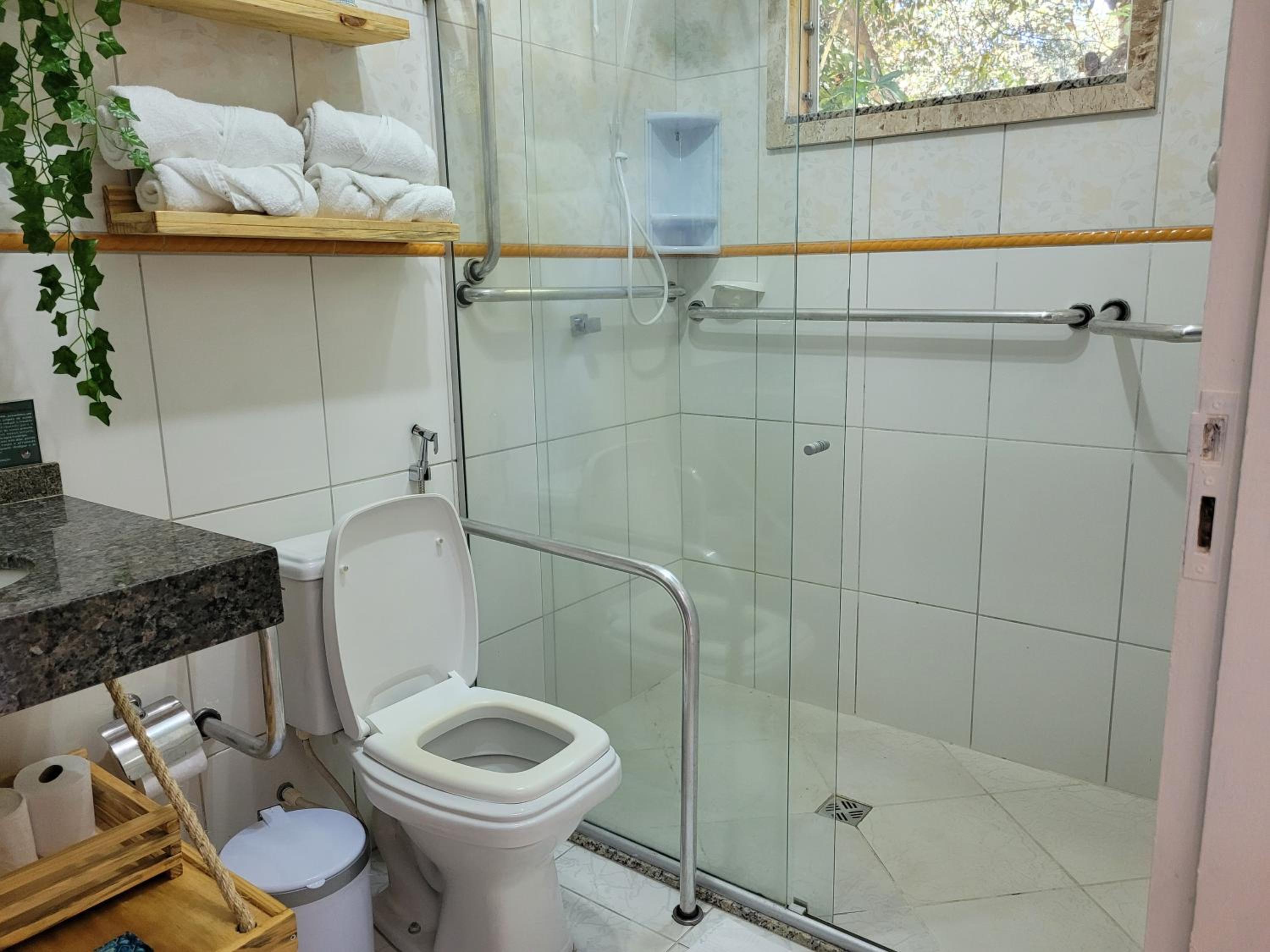 Quadruple Room - Disability Access - Photo 6