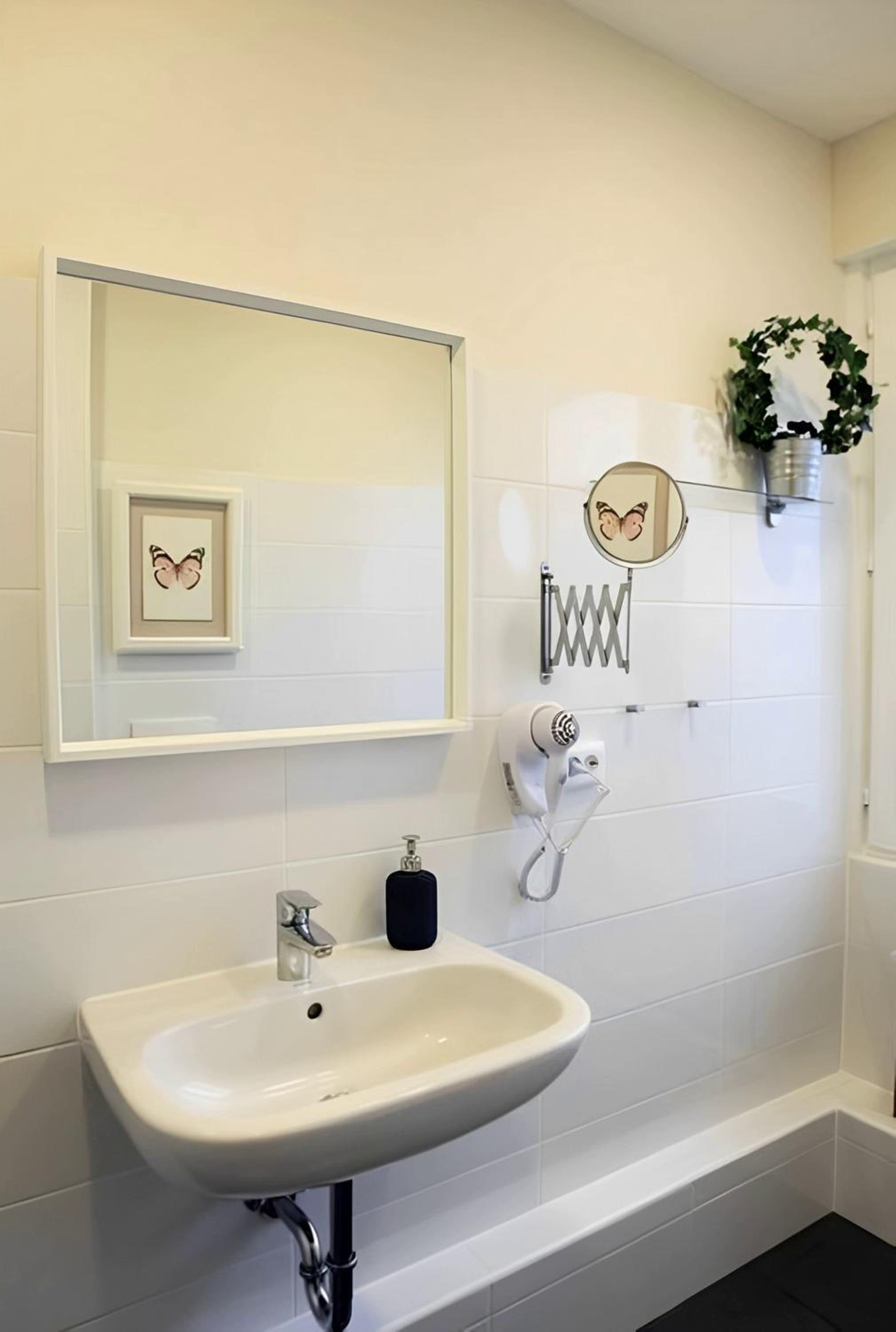 Double Room with Shared Bathroom thumbnail 6