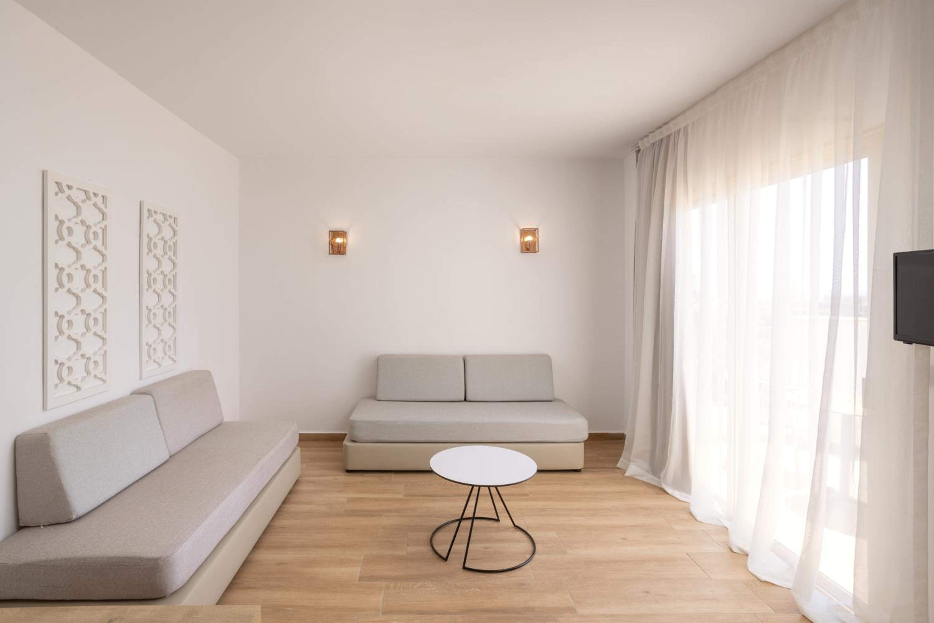 One-Bedroom Apartment - Photo 2