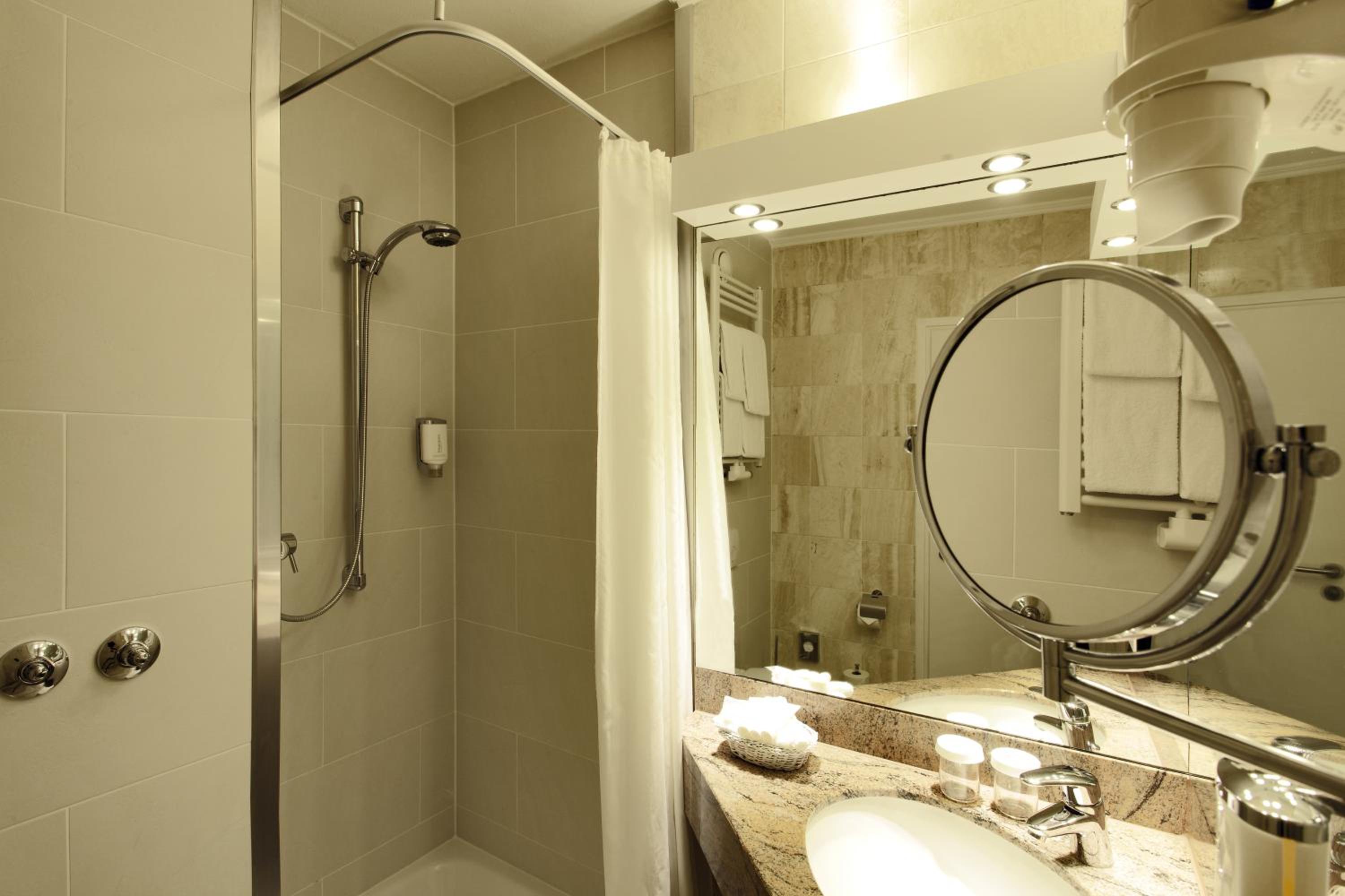 Triple Room with Balcony - Photo 6