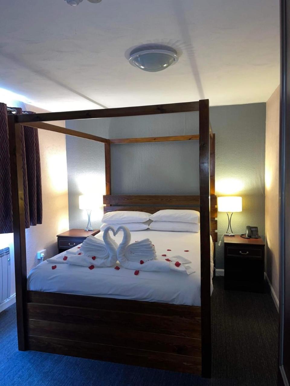 Executive Four Poster Double Room - Photo 5