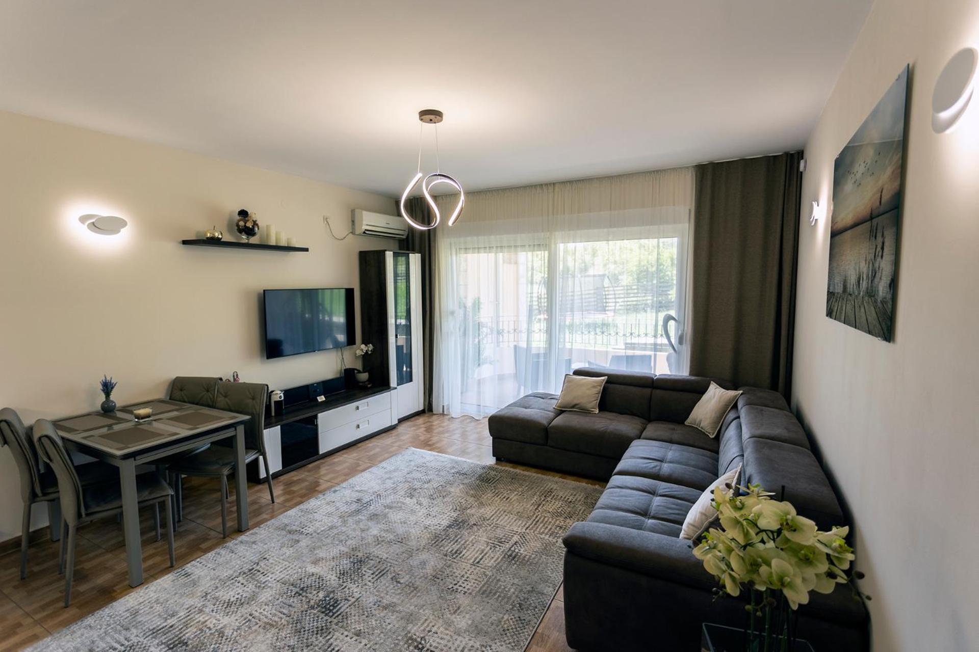 One-Bedroom Apartment photo 2