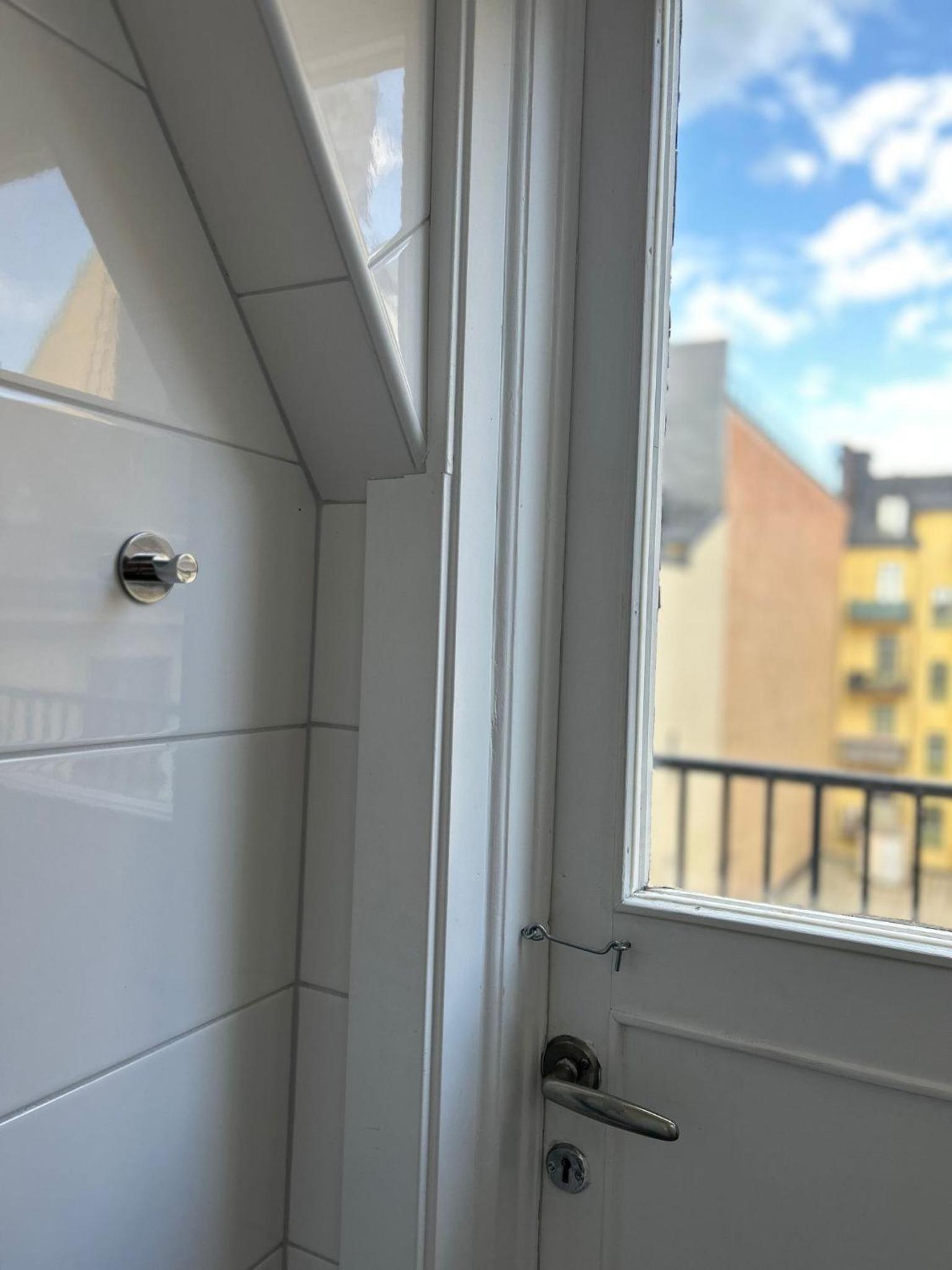 Double Room with Balcony thumbnail 6