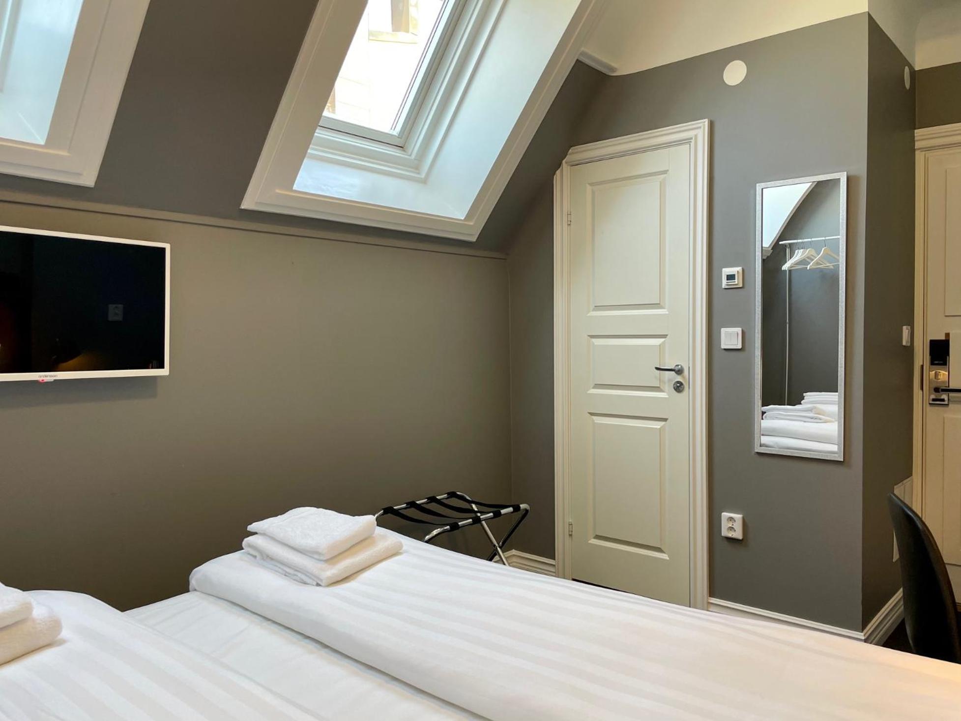 Double Room with Balcony thumbnail 5