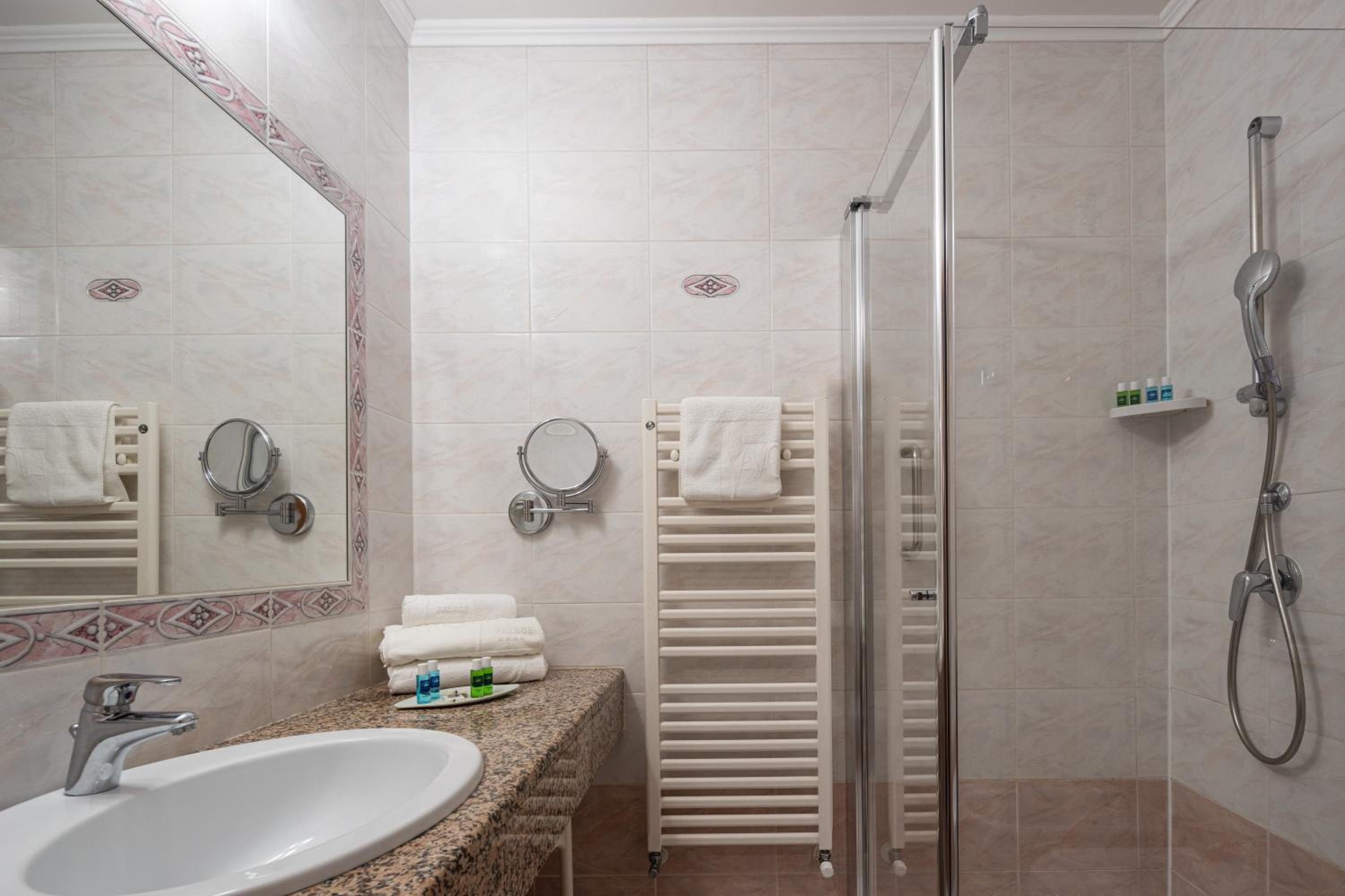 Standard Triple Room with Balcony - Photo 4