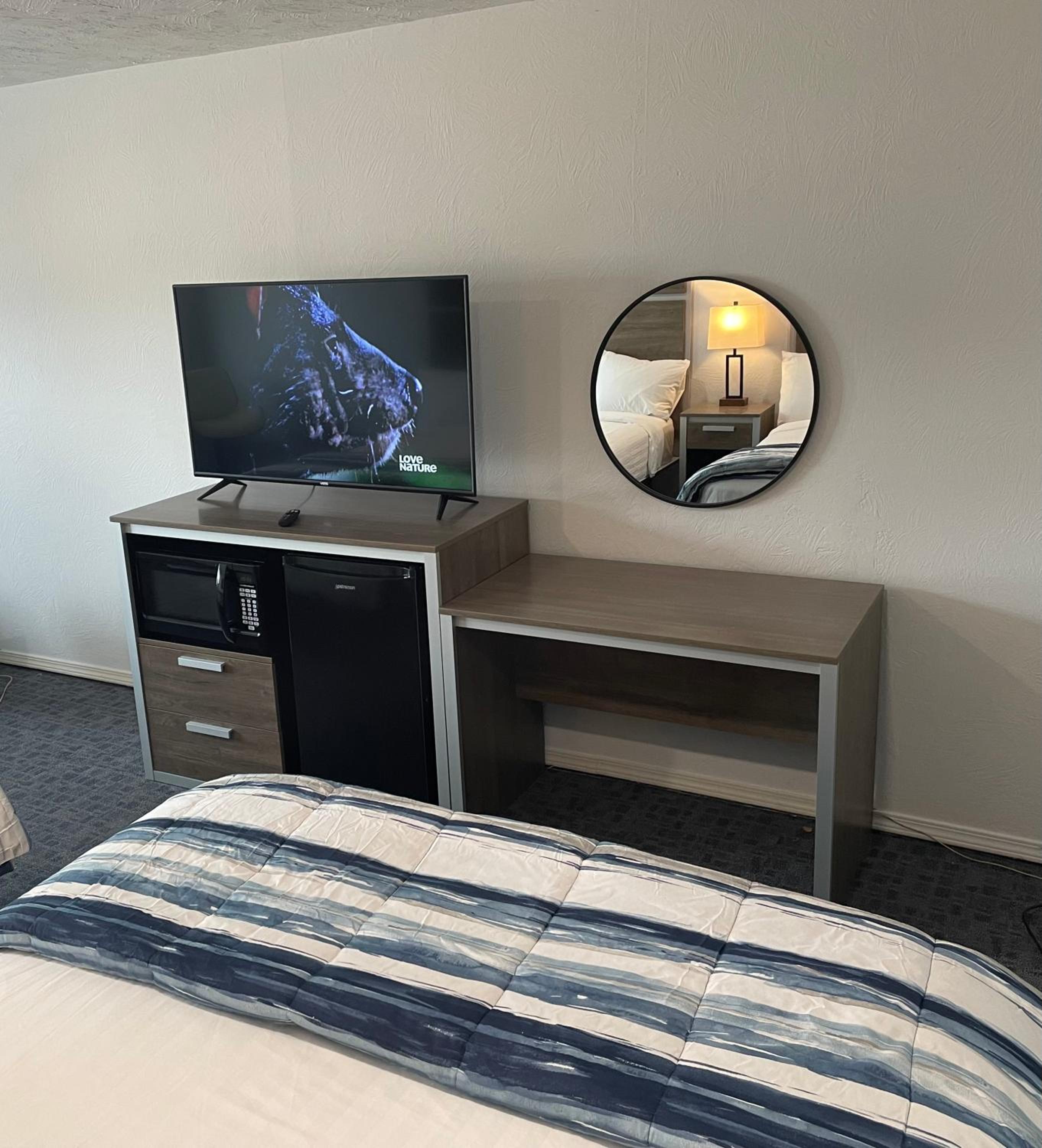 2 Queen Beds with Lake View - Photo 2