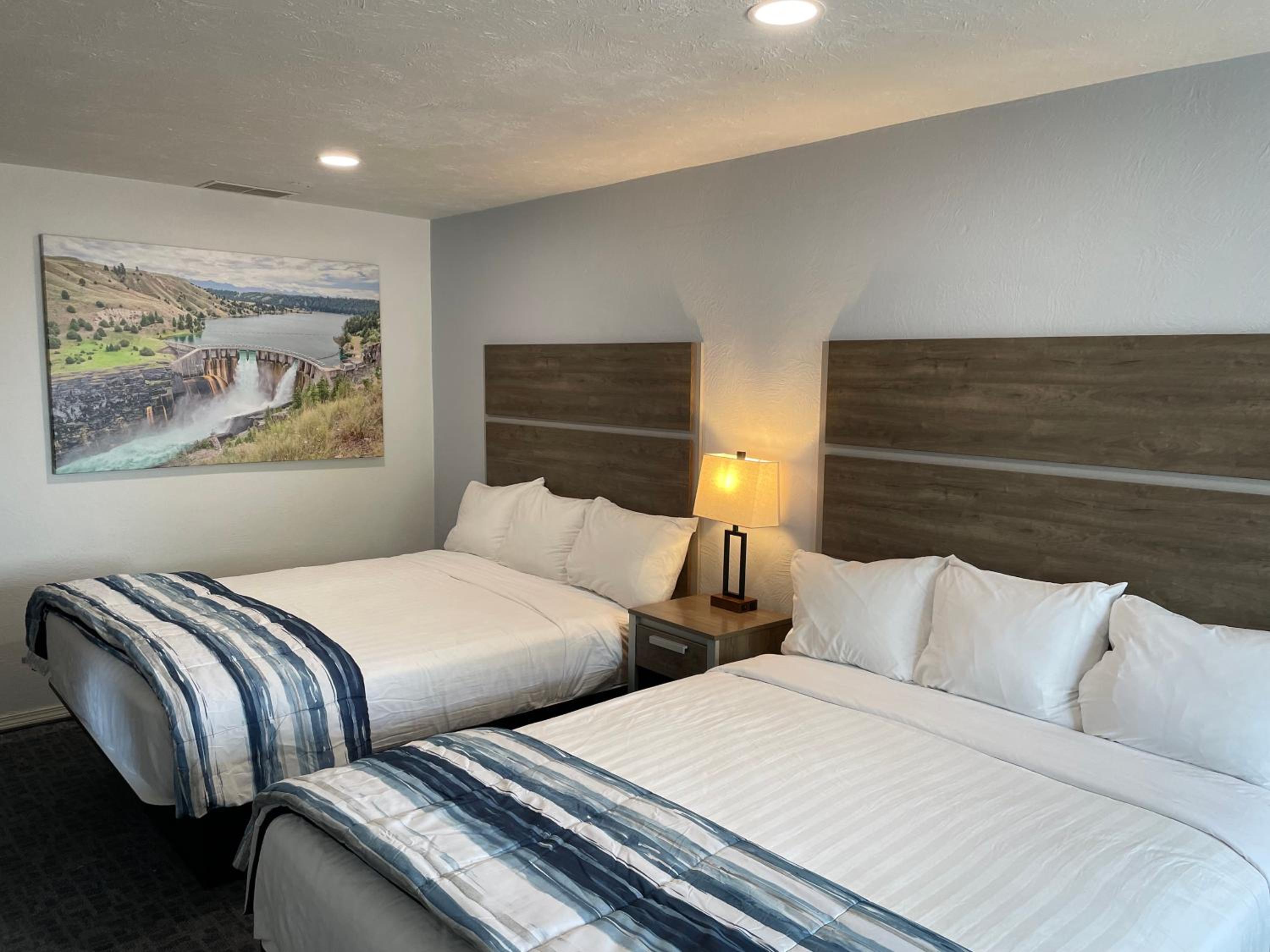 2 Queen Beds with Lake View - Photo 5