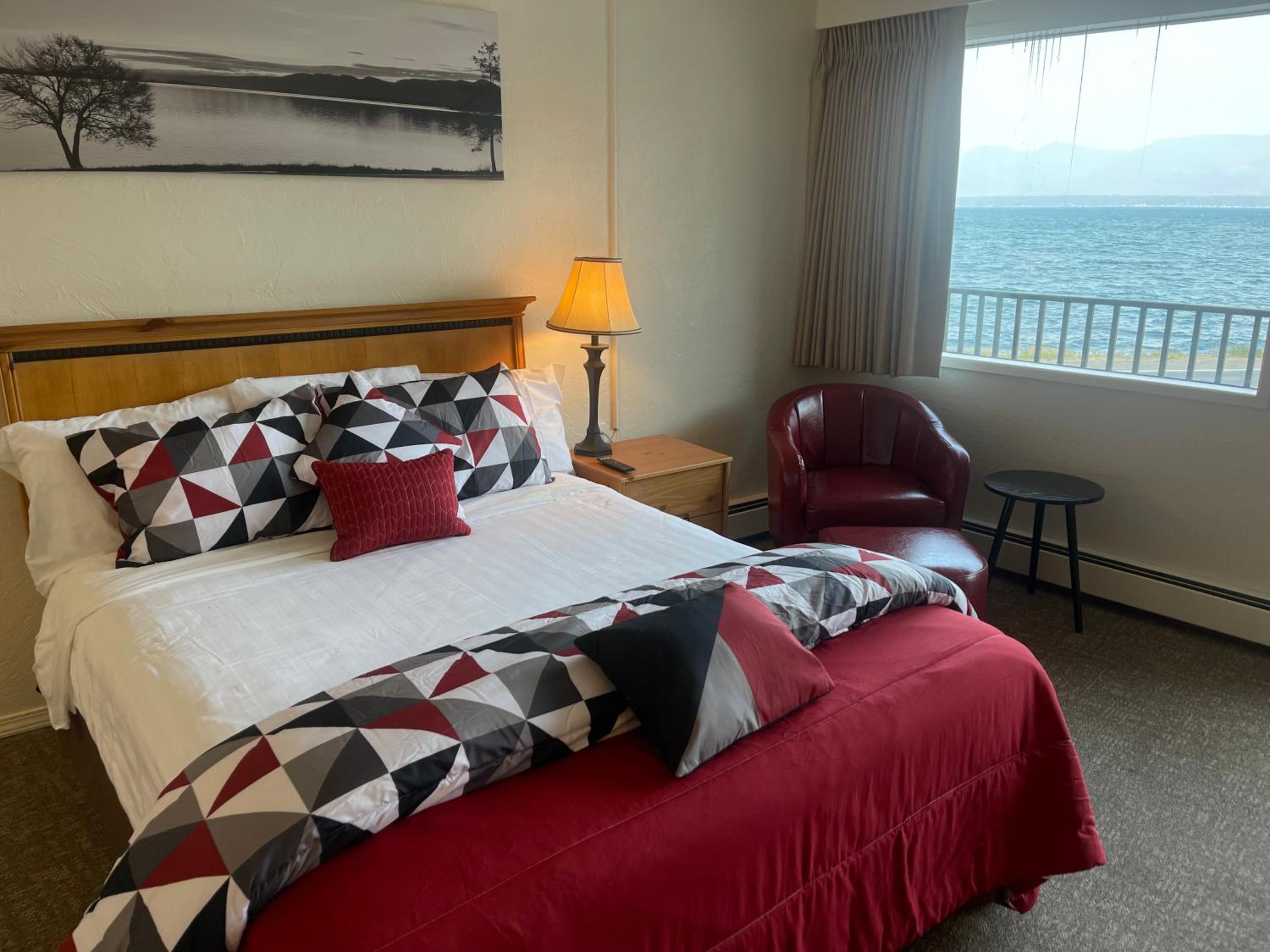 Premium Queen with Lake View - Photo 5