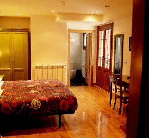 Double or Twin Room - Photo 5