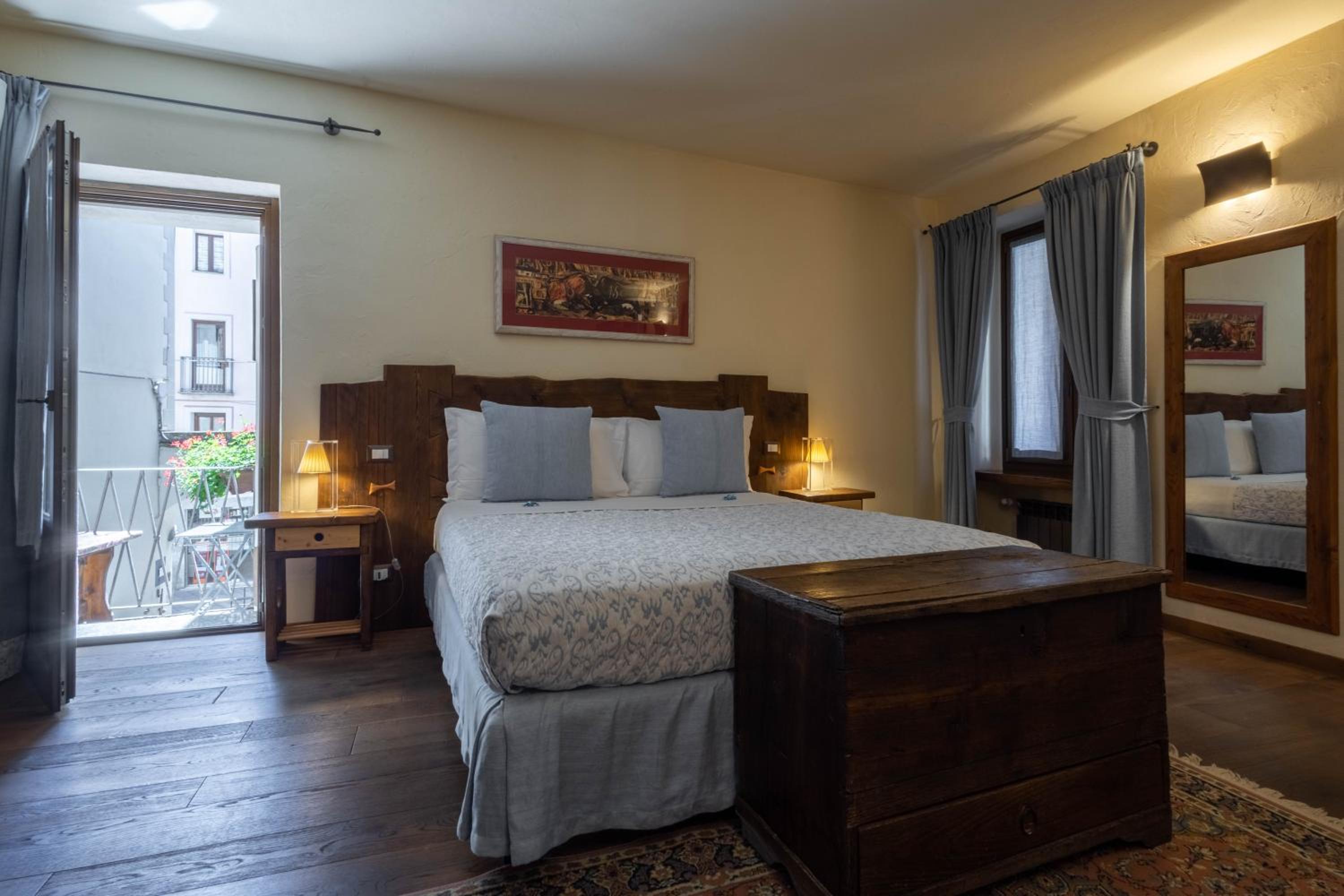 Deluxe Double Room with Balcony - Photo 10
