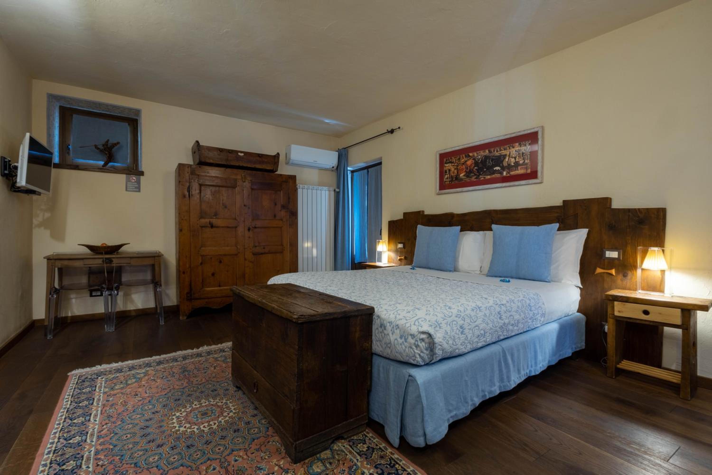 Deluxe Double Room with Balcony - Photo 12