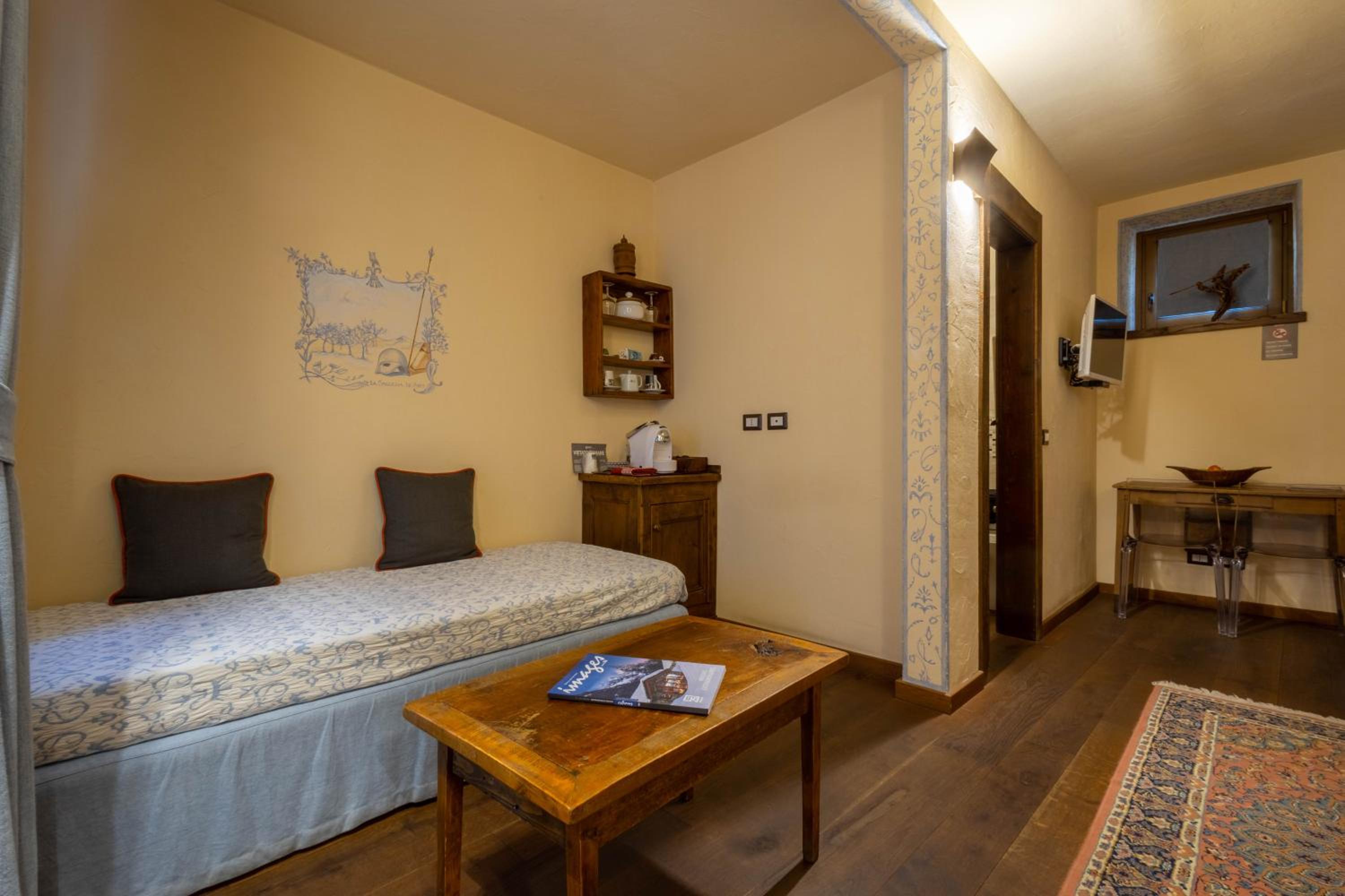 Deluxe Double Room with Balcony - Photo 18