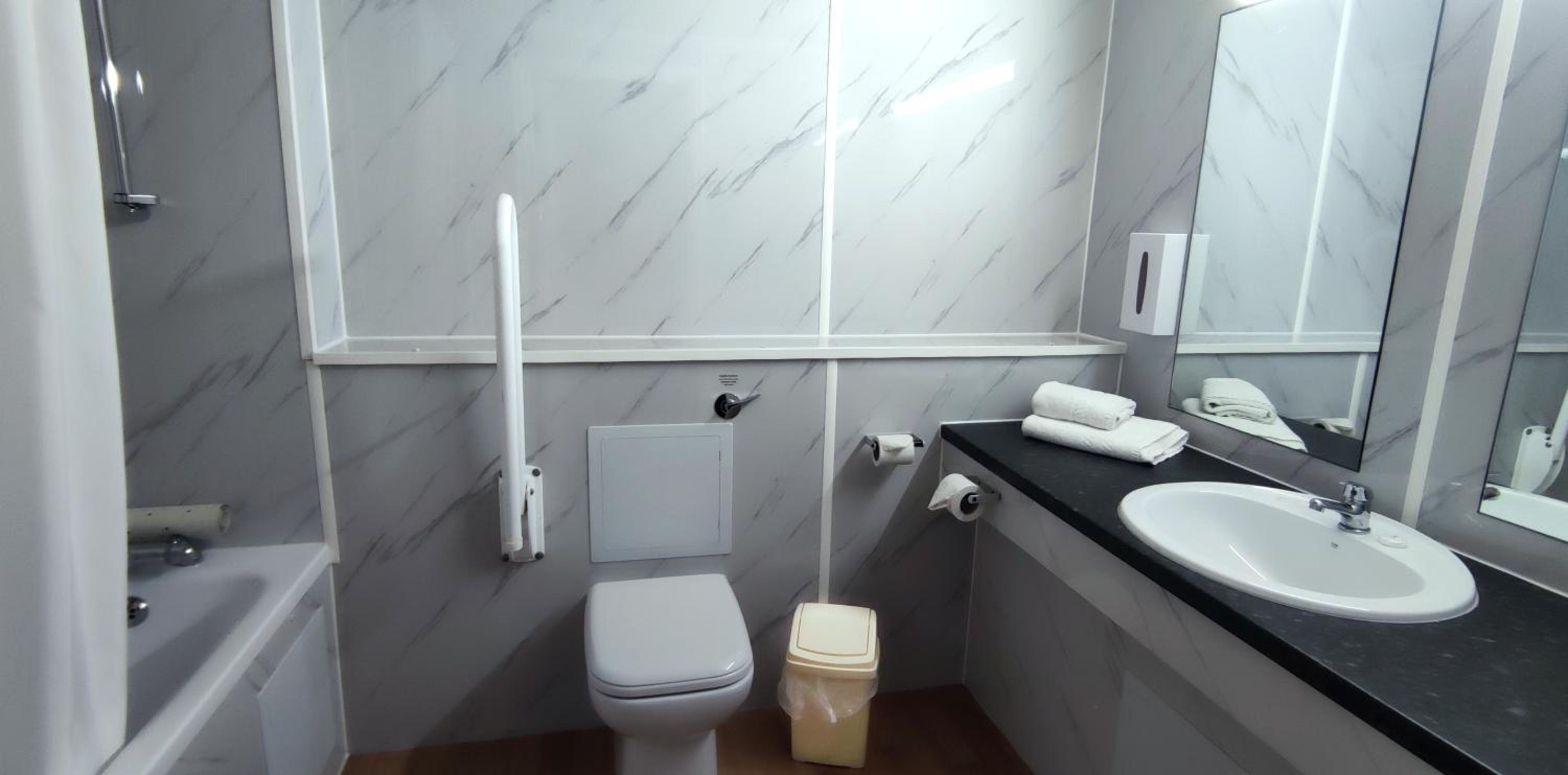 Single Room with Private Bathroom photo 3