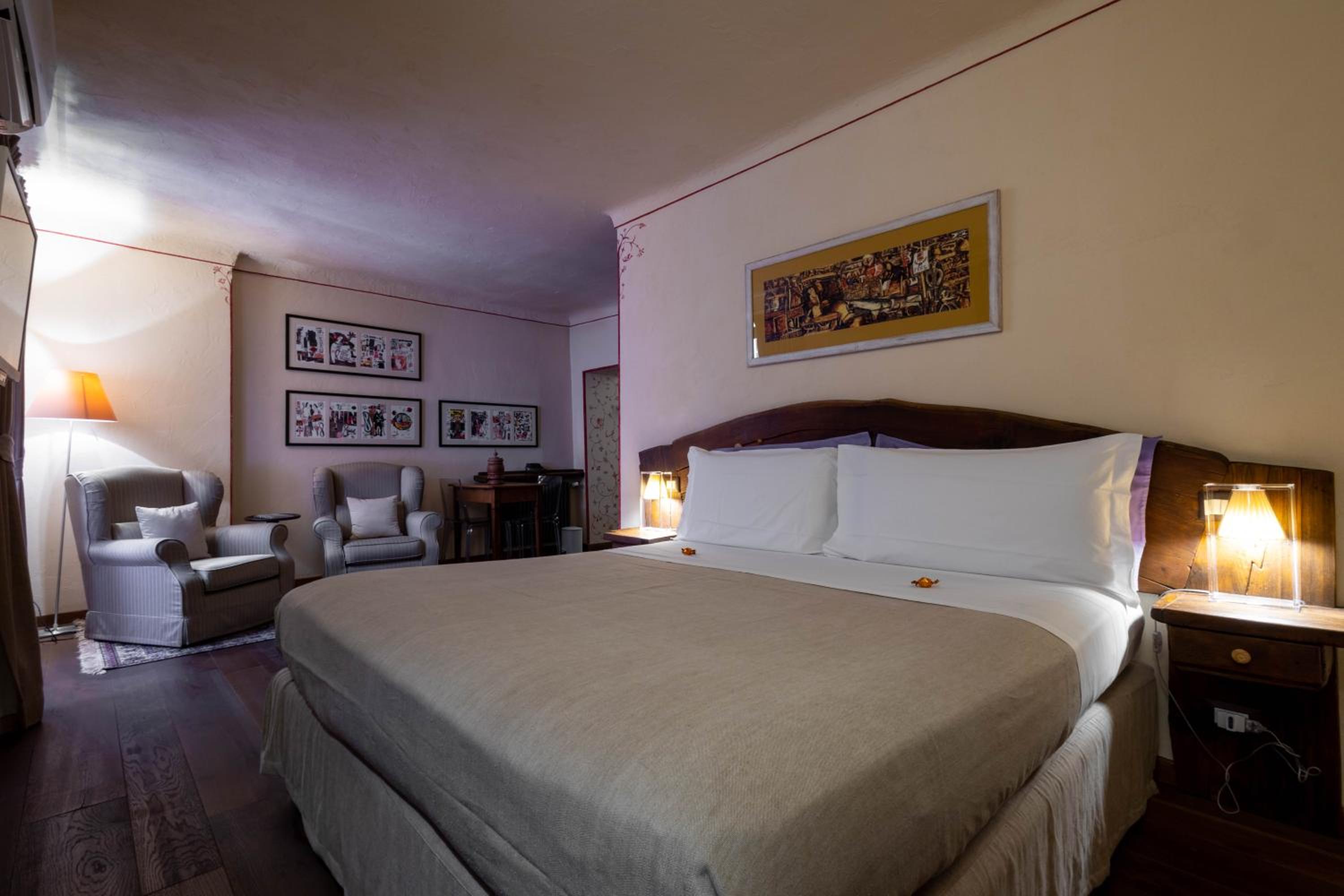 Superior Suite with Balcony - Photo 3