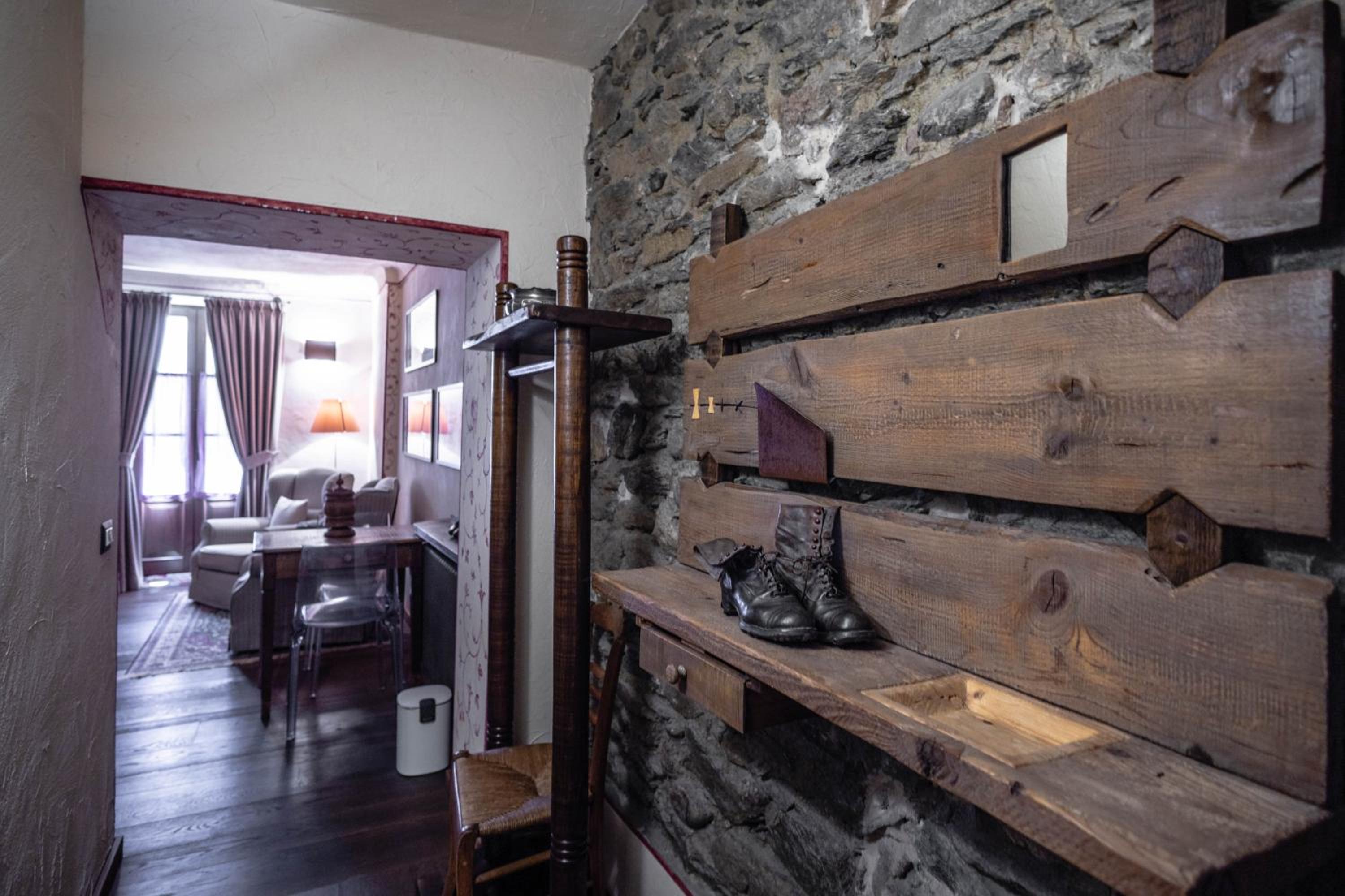 Superior Suite with Balcony - Photo 4