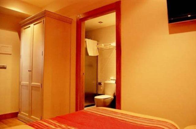 Double or Twin Room - Photo 9