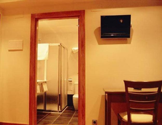 Double or Twin Room - Photo 8