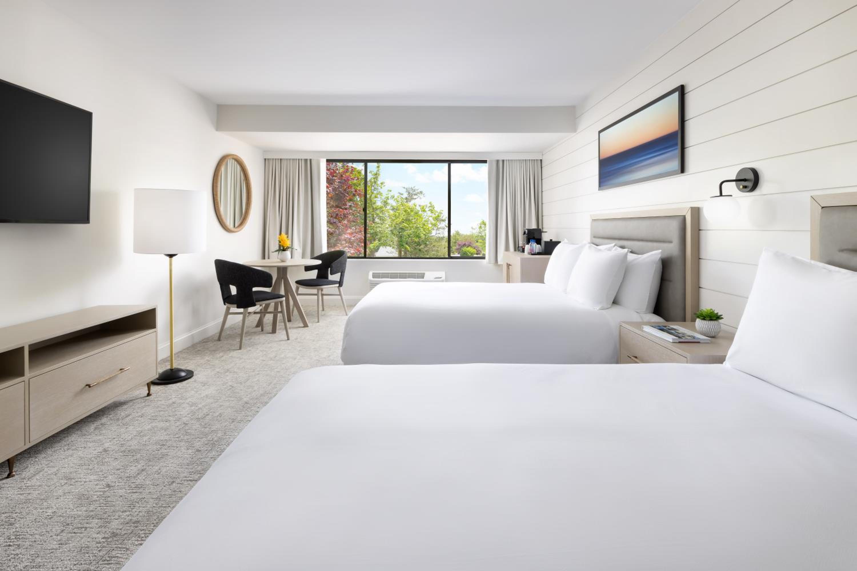 Queen Room with Two Queen Beds and Accessible Tub