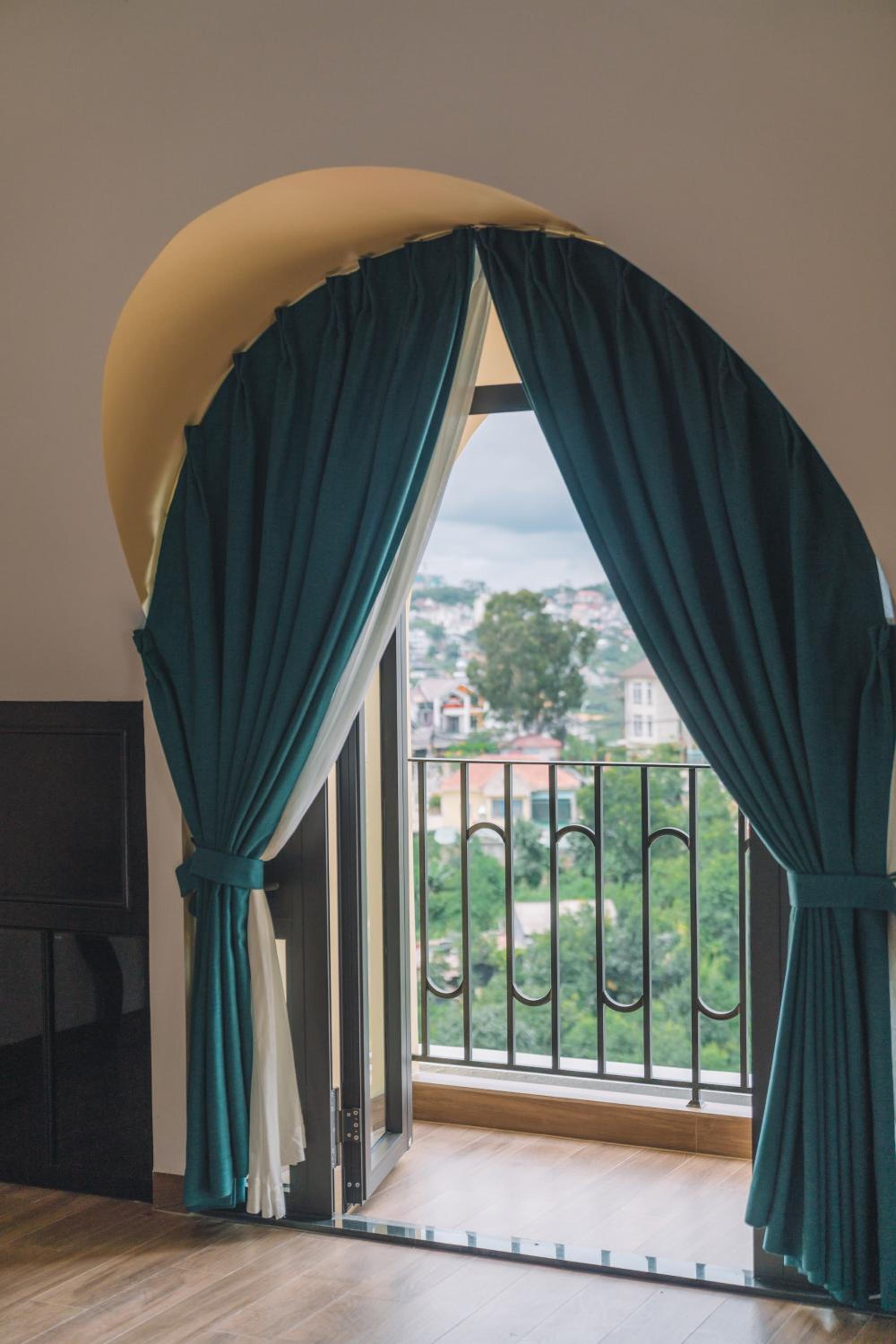 Executive Suite - Photo 23