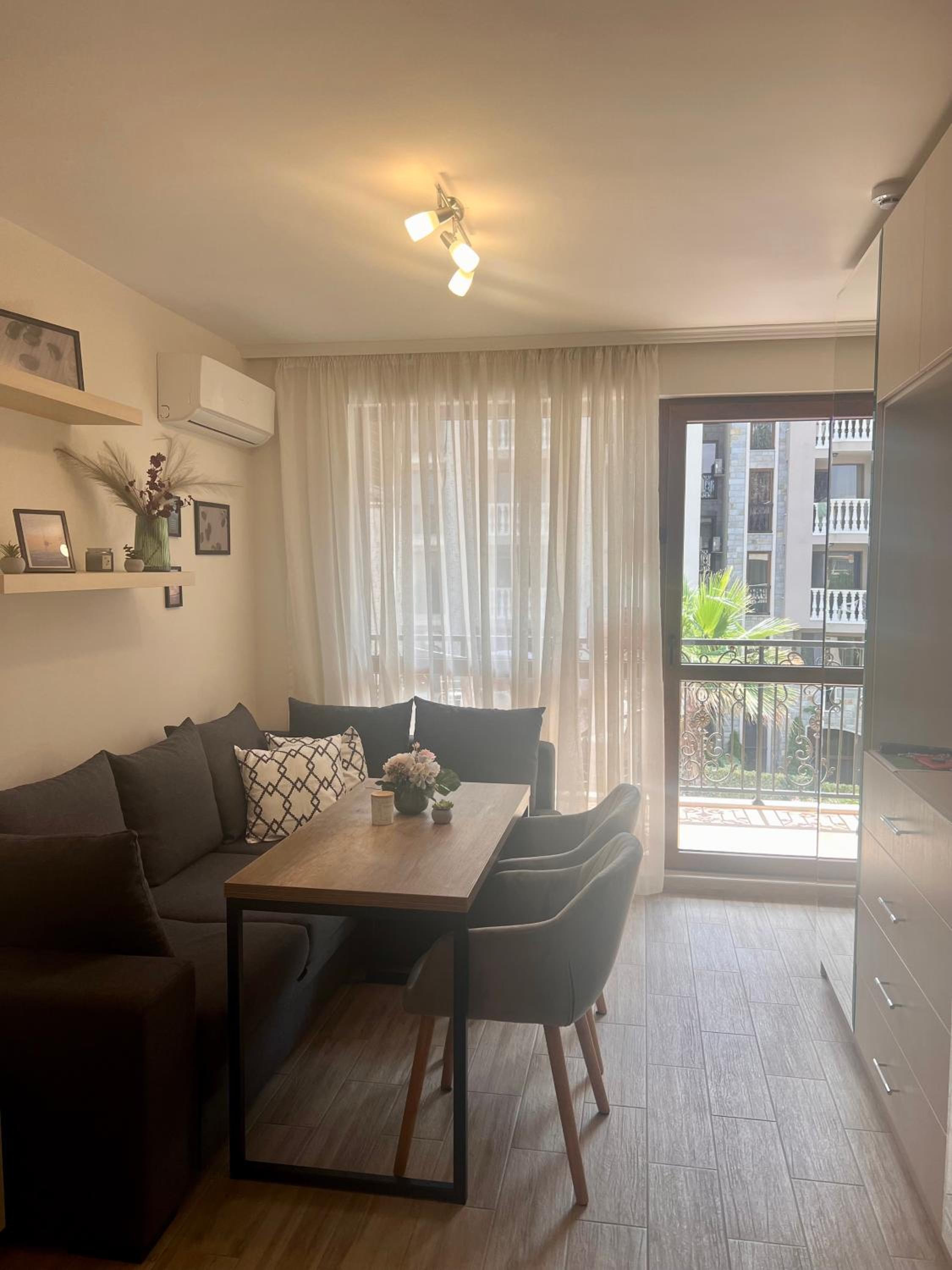 One-Bedroom Apartment photo 1