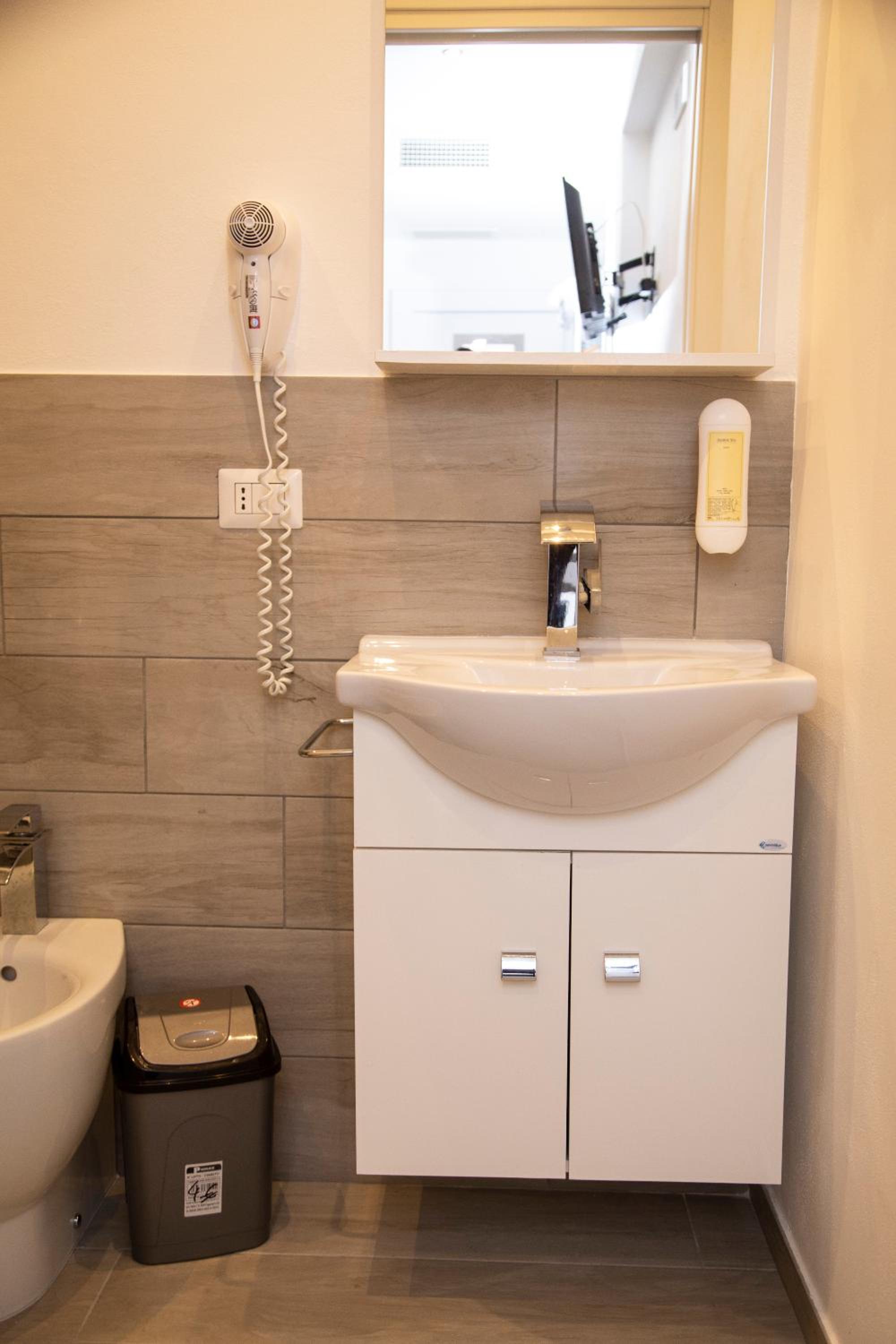 Standard Single Room with Shower photo 3