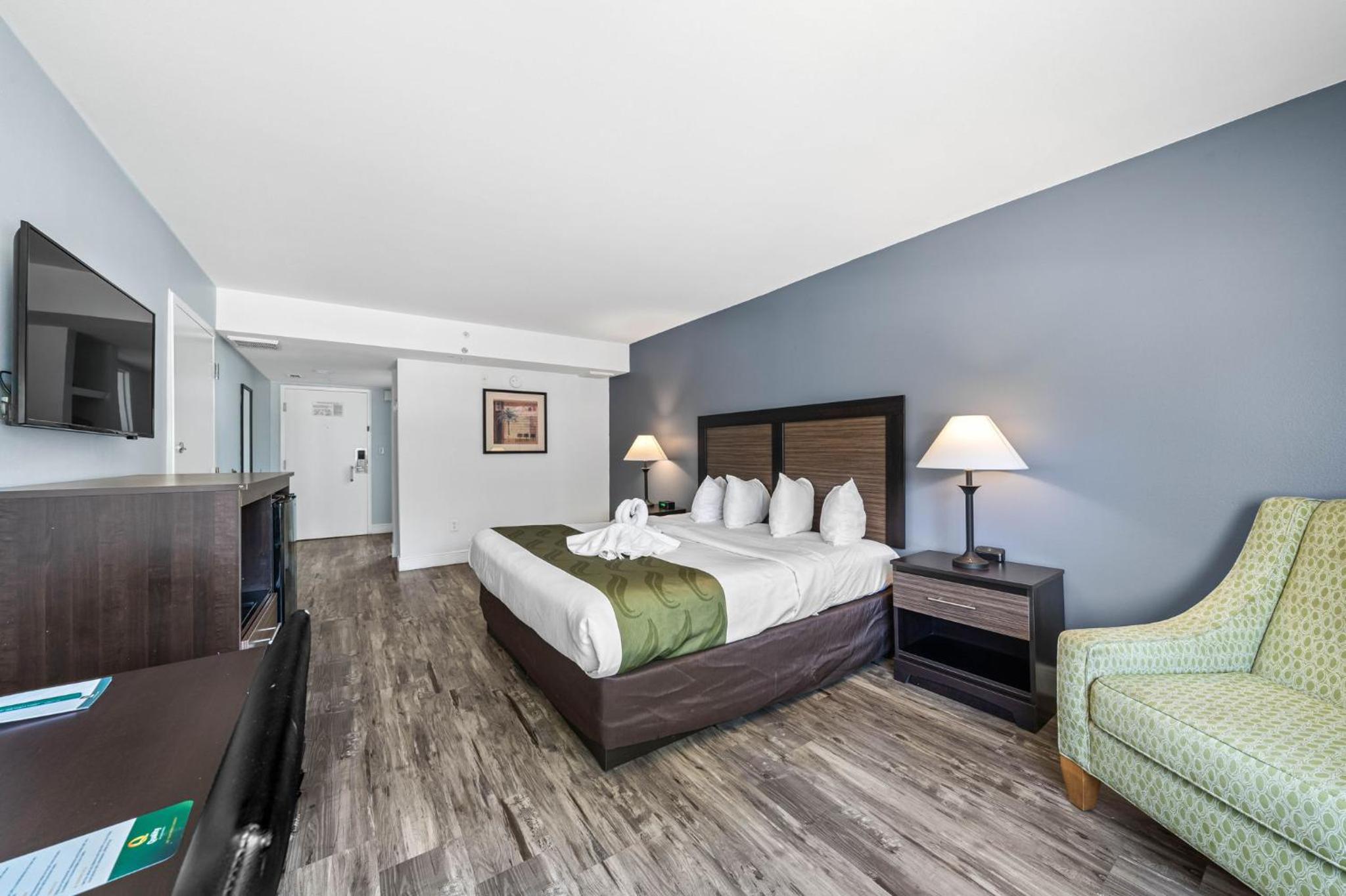 King Room - Non-Smoking - Photo 3