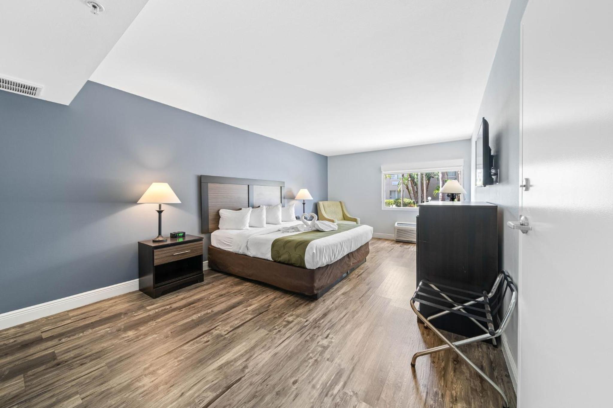 King Room - Non-Smoking - Photo 2