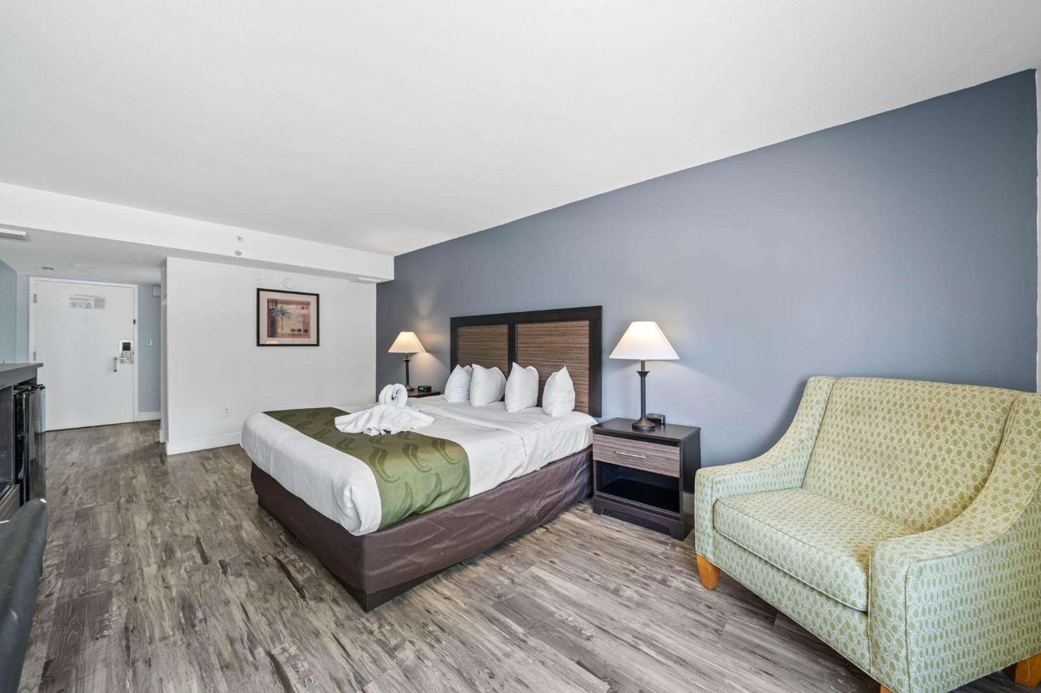 King Room - Non-Smoking - Photo 8