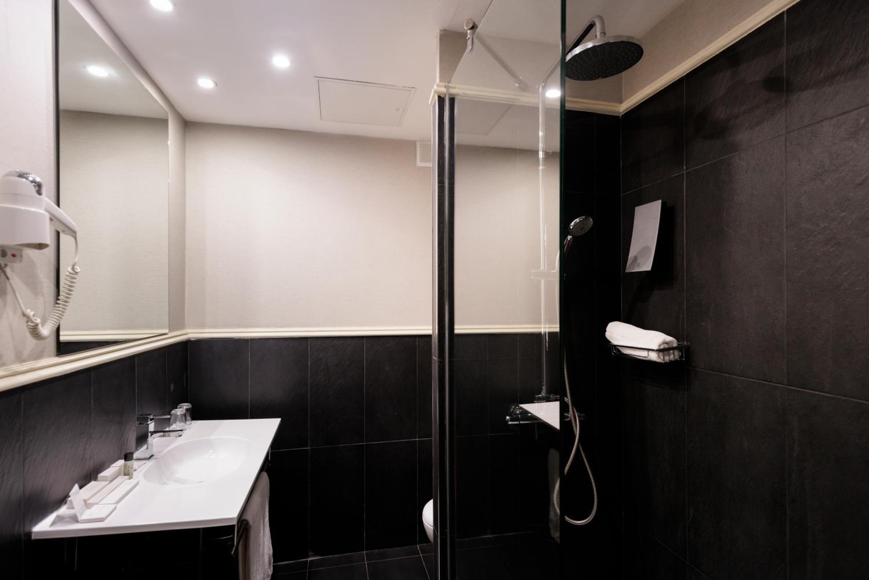 Double or Twin Room - Photo 6