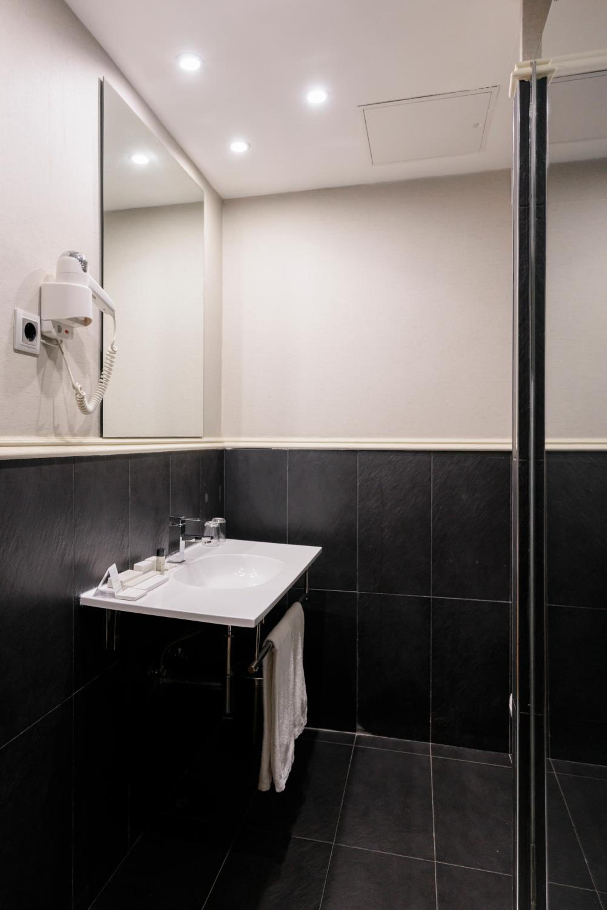 Double or Twin Room - Photo 8