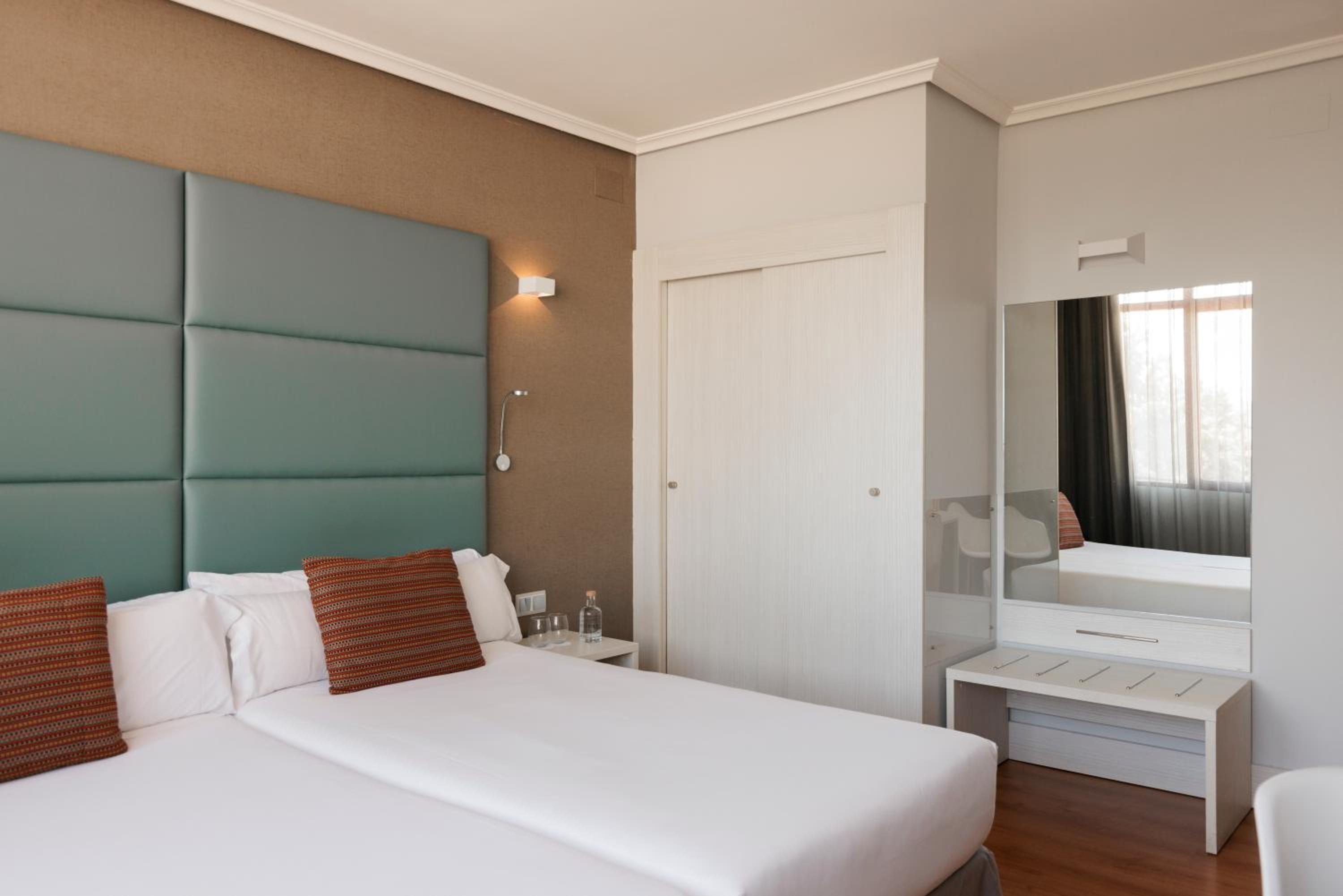 Double or Twin Room - Photo 4